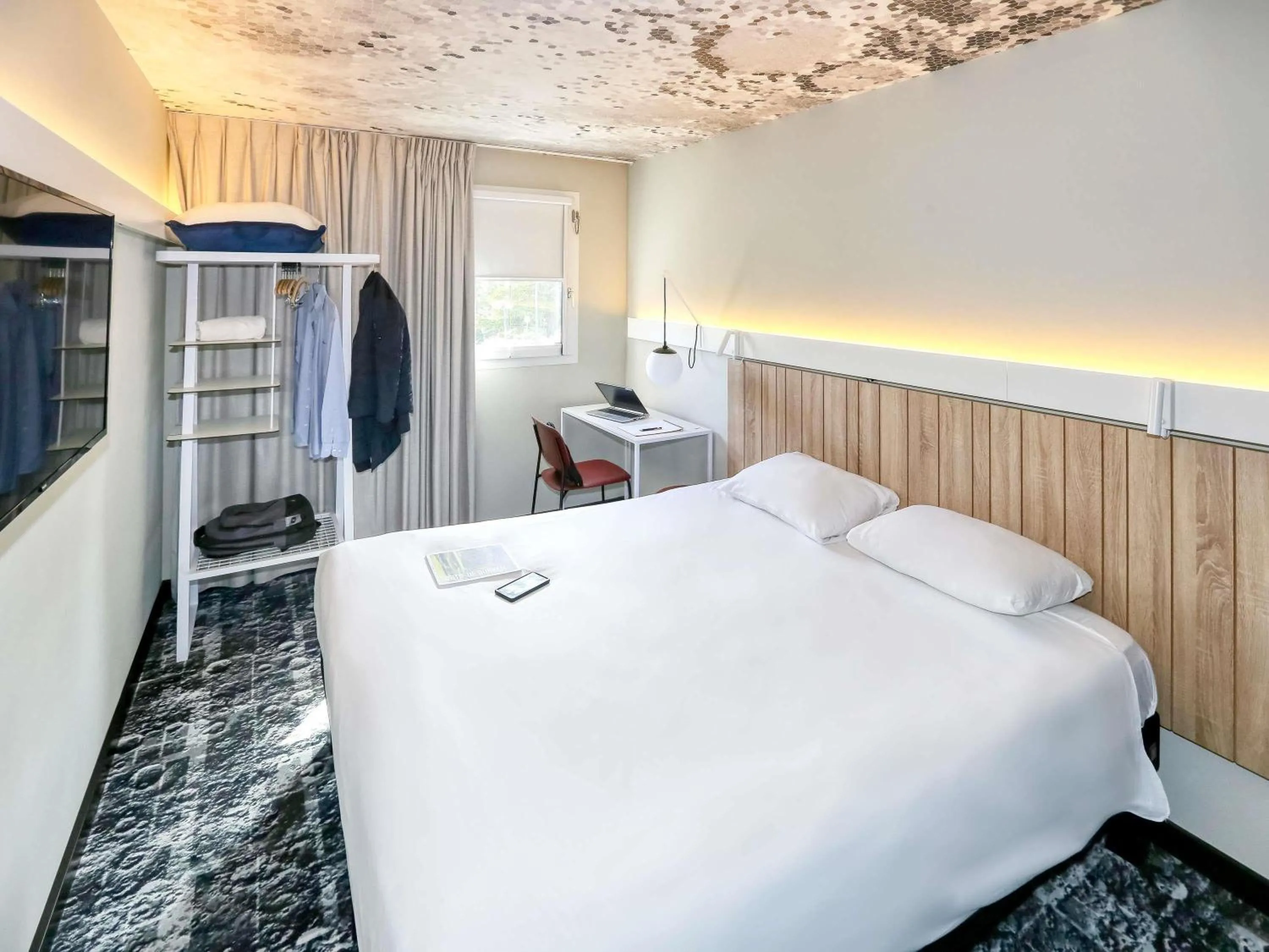 Bedroom, Bed in ibis Biarritz Anglet Aéroport