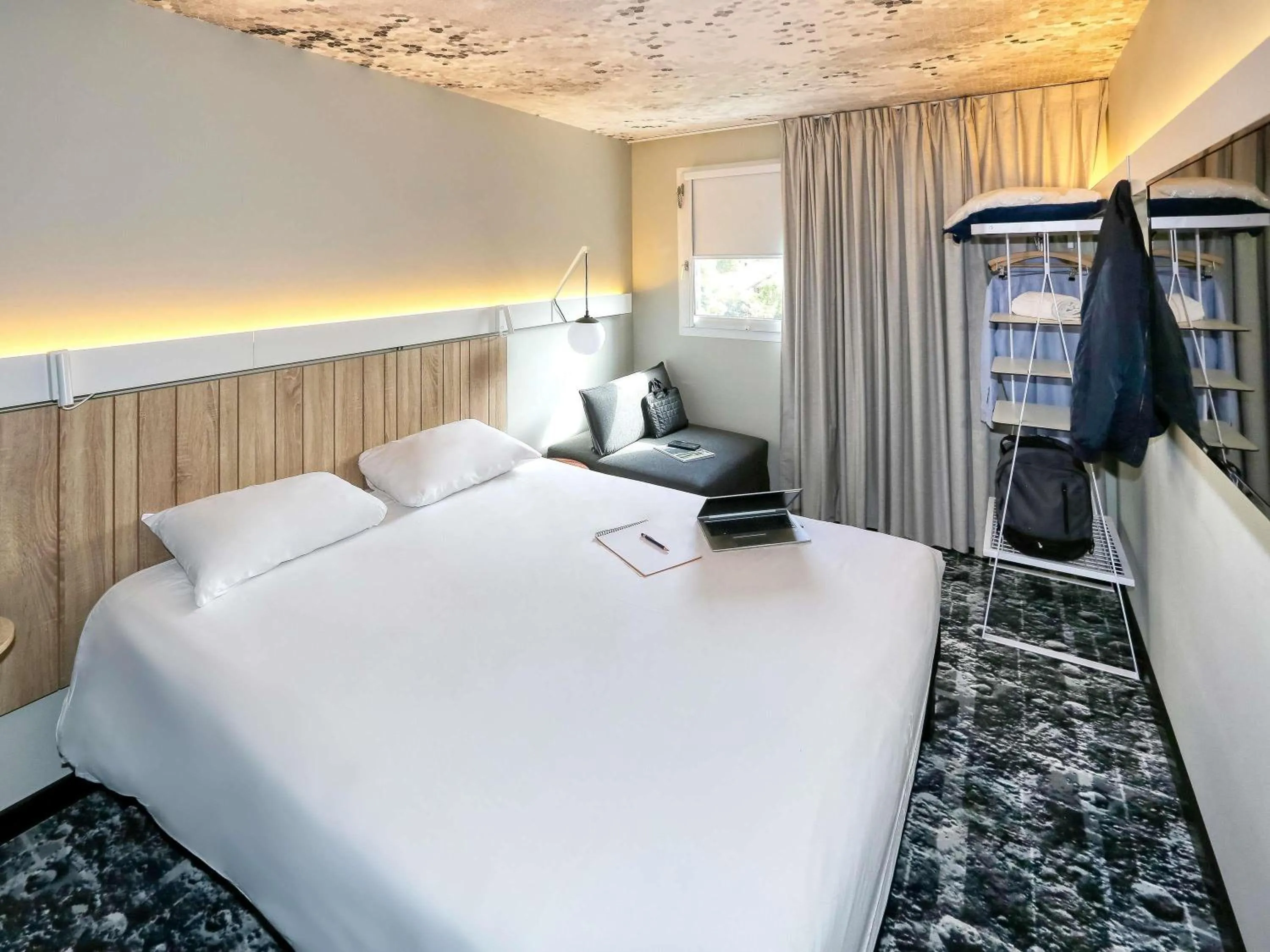 Bedroom, Bed in ibis Biarritz Anglet Aéroport