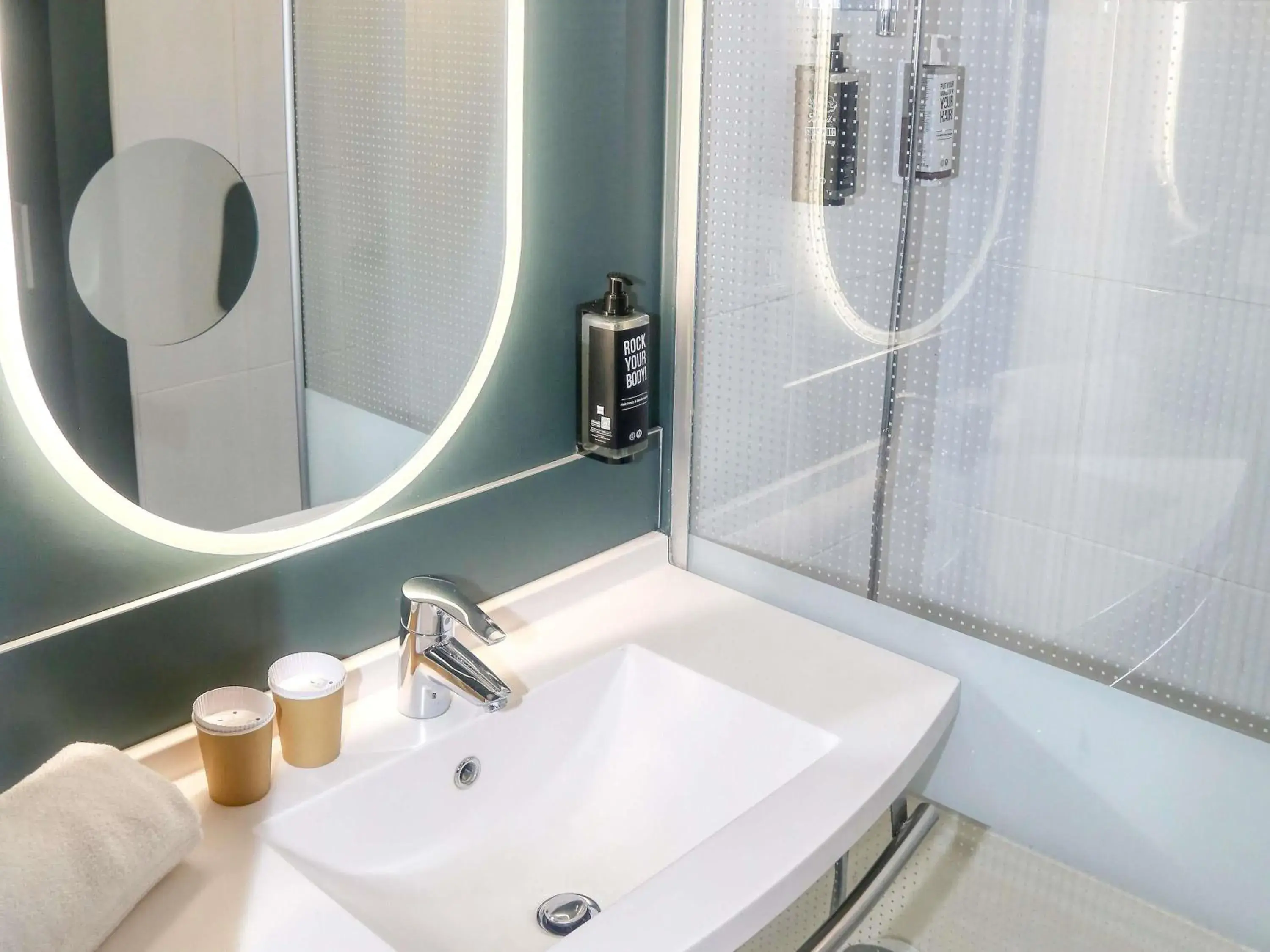 Bedroom in ibis Biarritz Anglet Aéroport Bedroom in ibis Biarritz Anglet Aéroport