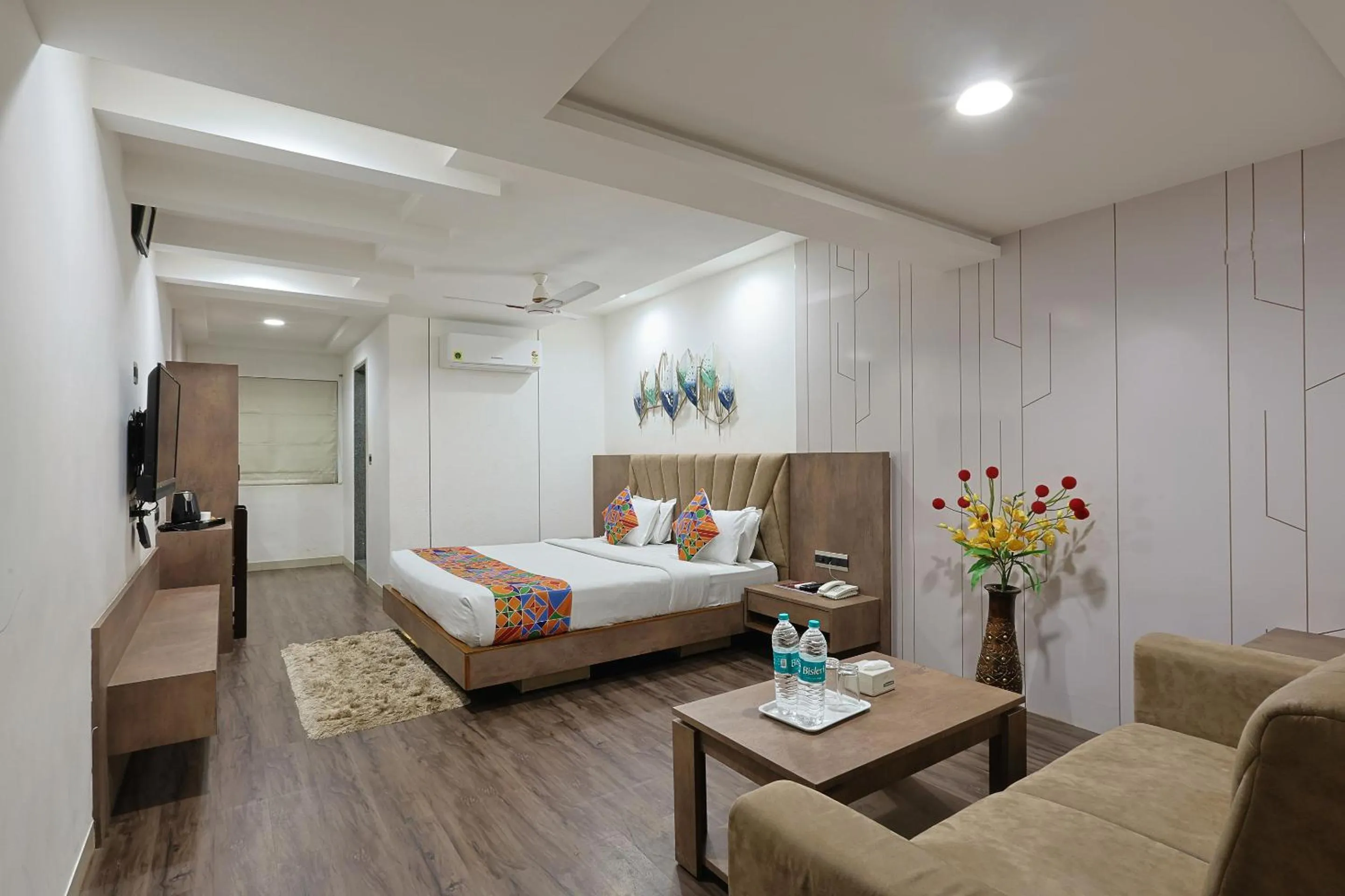 Photo of the whole room, Bed in The Ambassador