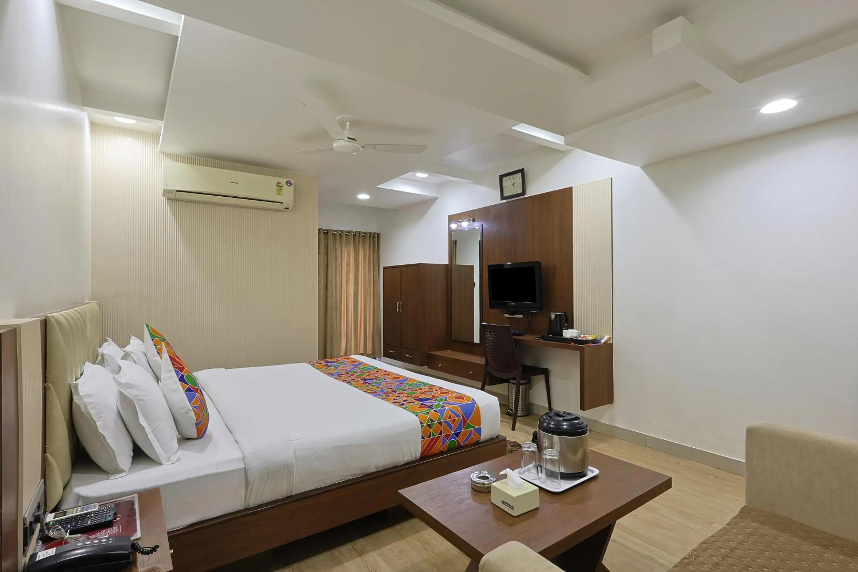 Living room, Bed in The Ambassador