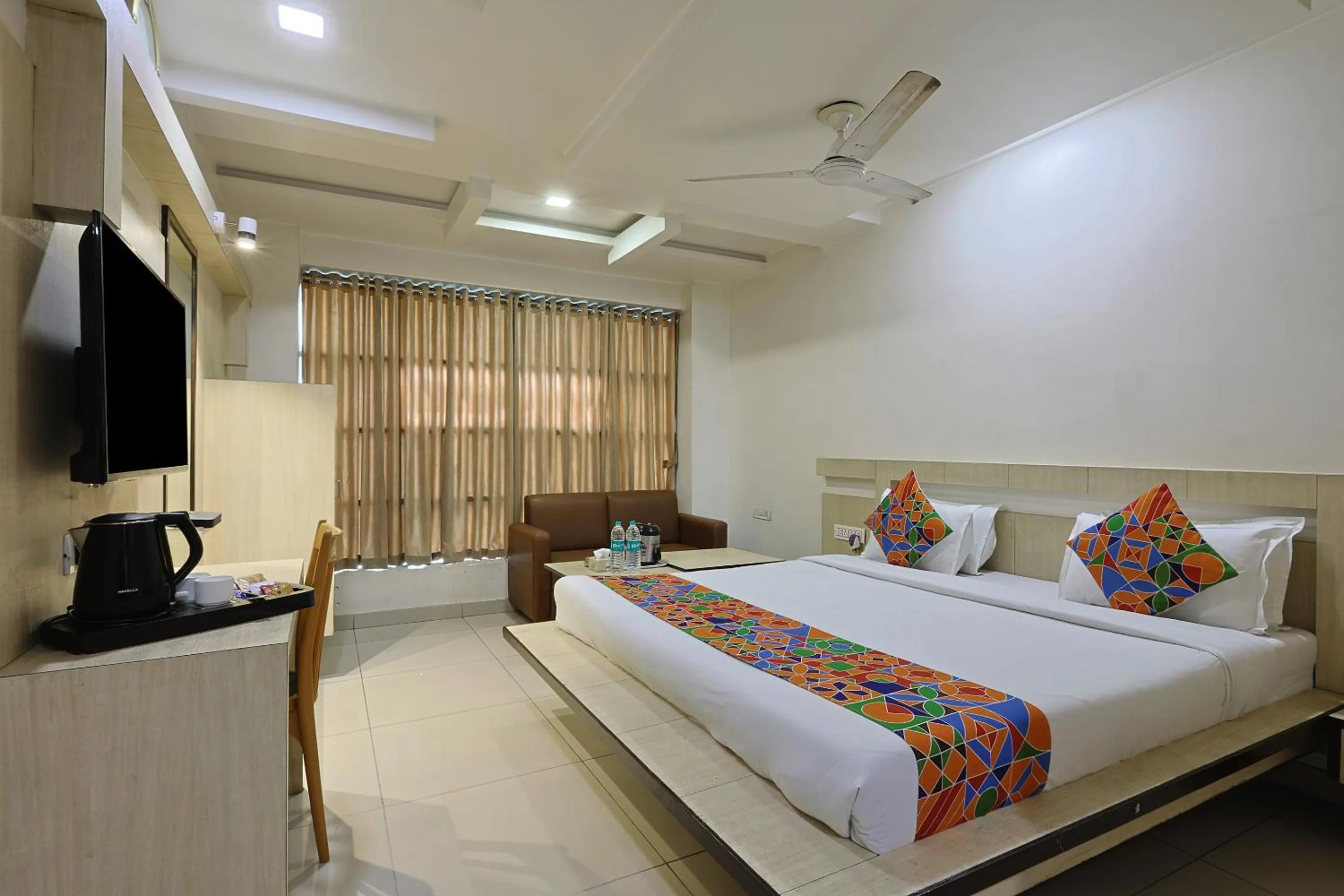 Communal lounge/ TV room, Bed in The Ambassador