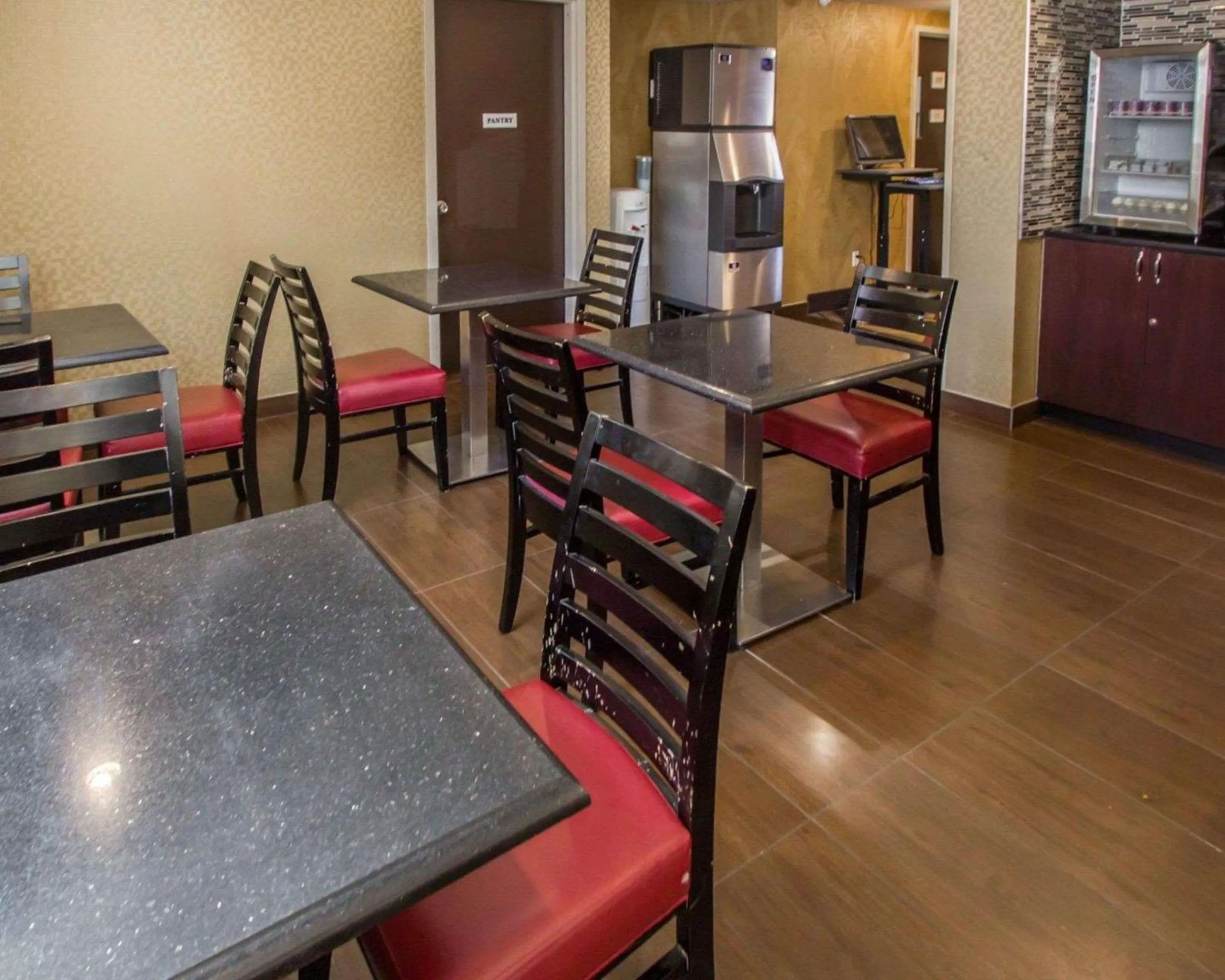 Restaurant/places to eat in Rodeway Inn Bronx Zoo