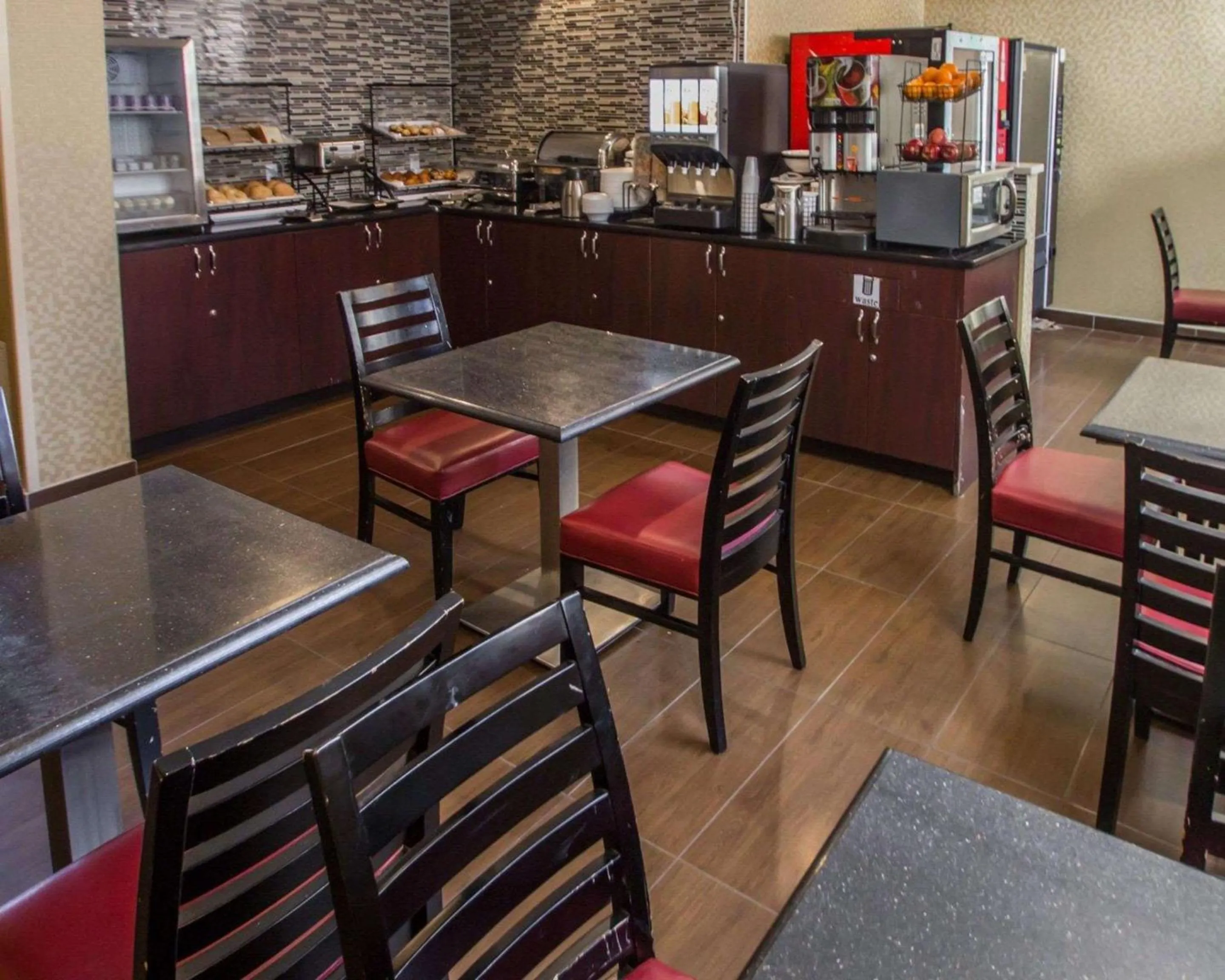 Restaurant/places to eat in Rodeway Inn Bronx Zoo