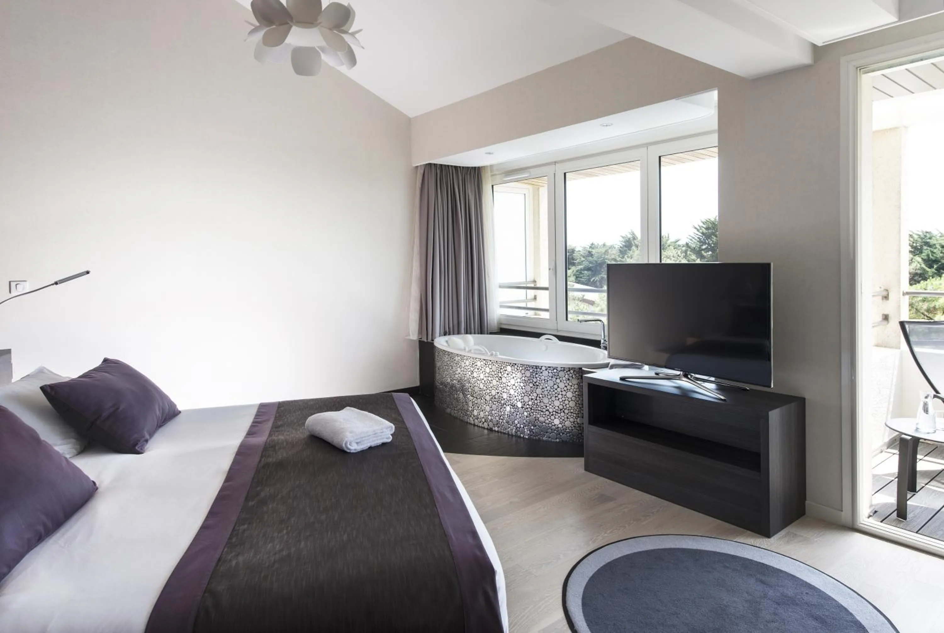 Day, Bed in Hôtel Valdys Thalasso & Spa - les Pins