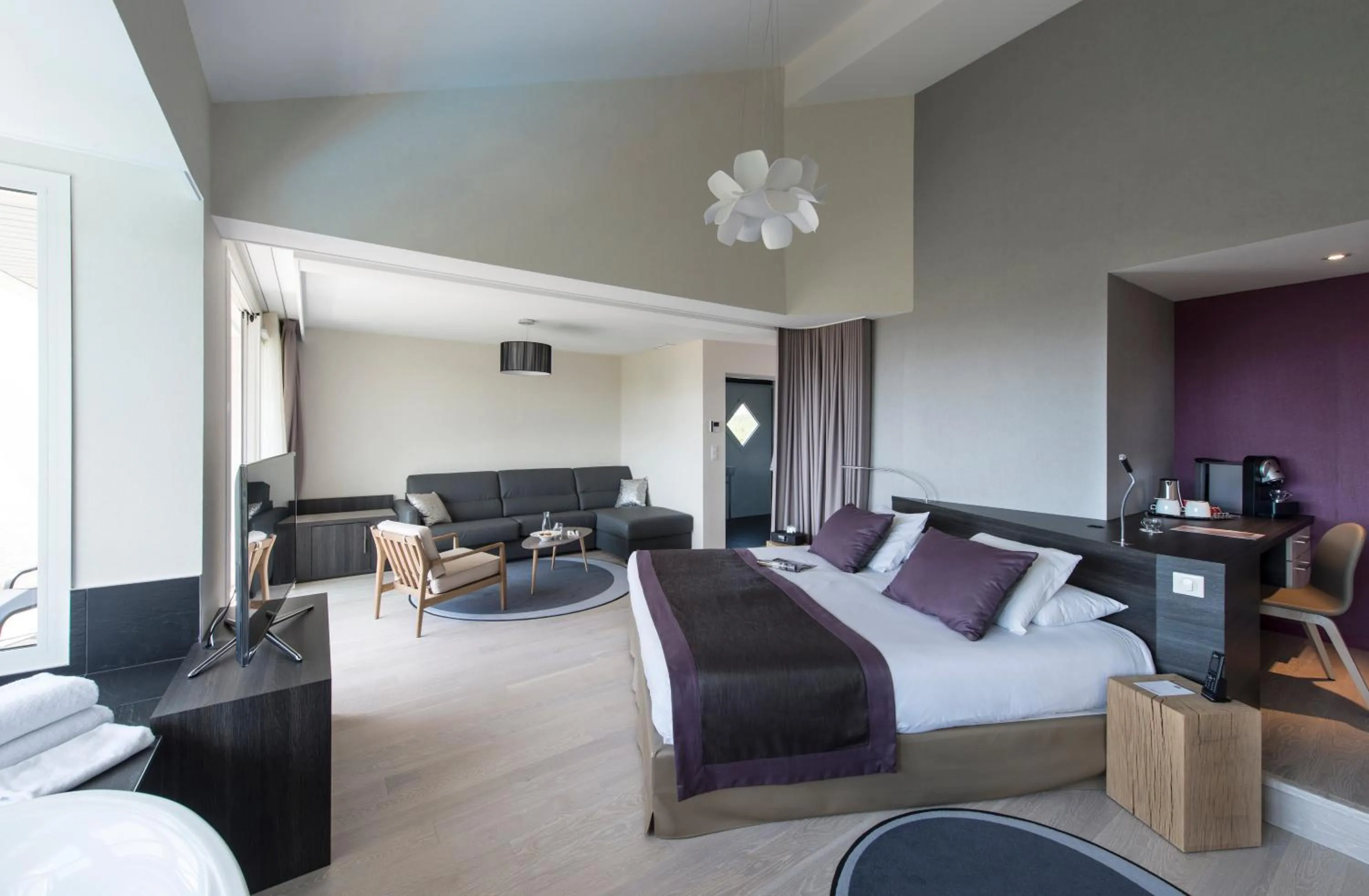 TV and multimedia in Hôtel Valdys Thalasso & Spa - les Pins