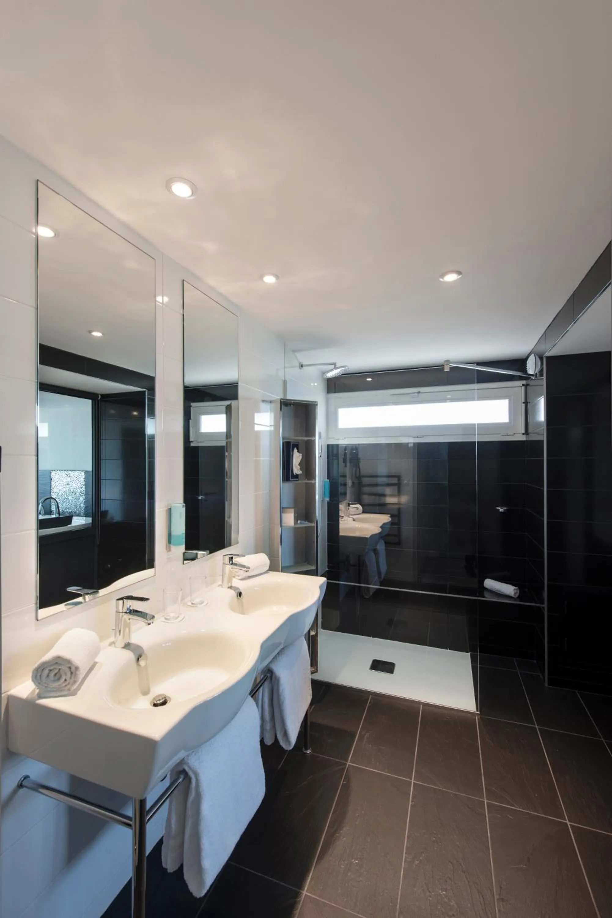 Shower in Hôtel Valdys Thalasso & Spa - les Pins