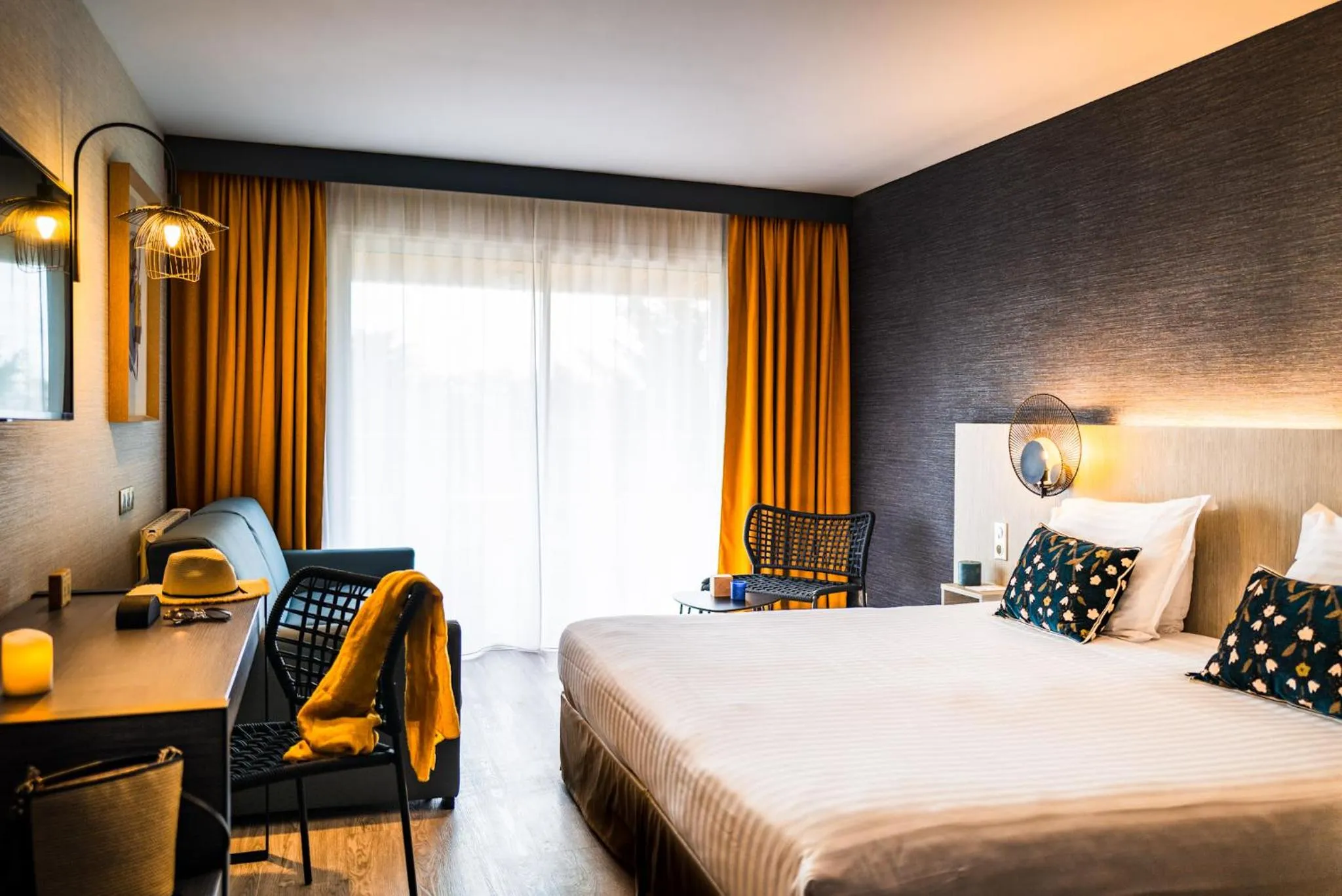 Balcony/Terrace, Bed in Hôtel Valdys Thalasso & Spa - les Pins