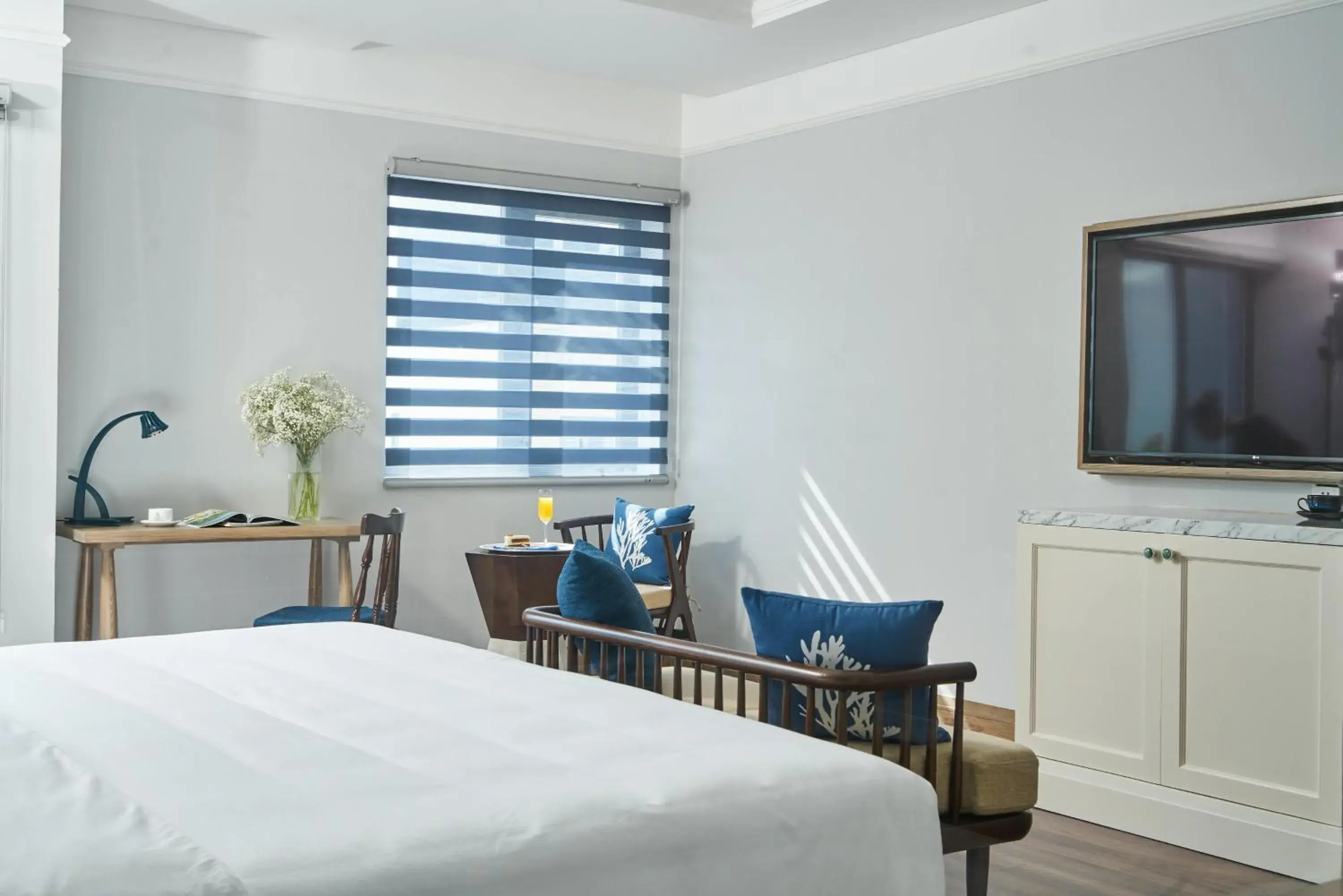 TV and multimedia, Bed in Sofiana My Khe Hotel & Spa - Rooftop Pool Bar - Free Craft Beer and 20 minute Spa per Room TV and multimedia, Bed in Sofiana My Khe Hotel & Spa - Rooftop Pool Bar - Free Craft Beer and 20 minute Spa per Room