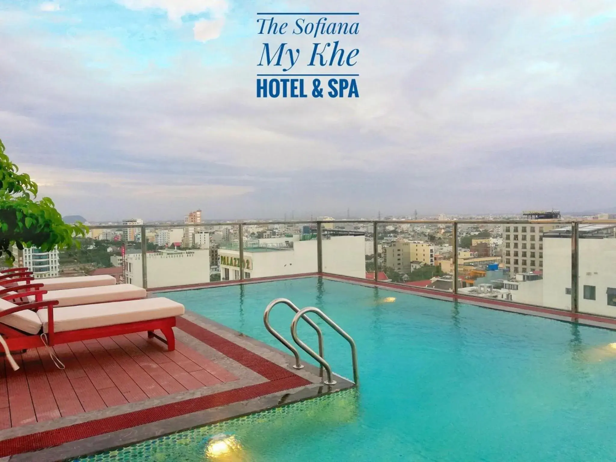 Swimming pool in Sofiana My Khe Hotel & Spa - Rooftop Pool Bar - Free Craft Beer and 20 minute Spa per Room Swimming pool in Sofiana My Khe Hotel & Spa - Rooftop Pool Bar - Free Craft Beer and 20 minute Spa per Room