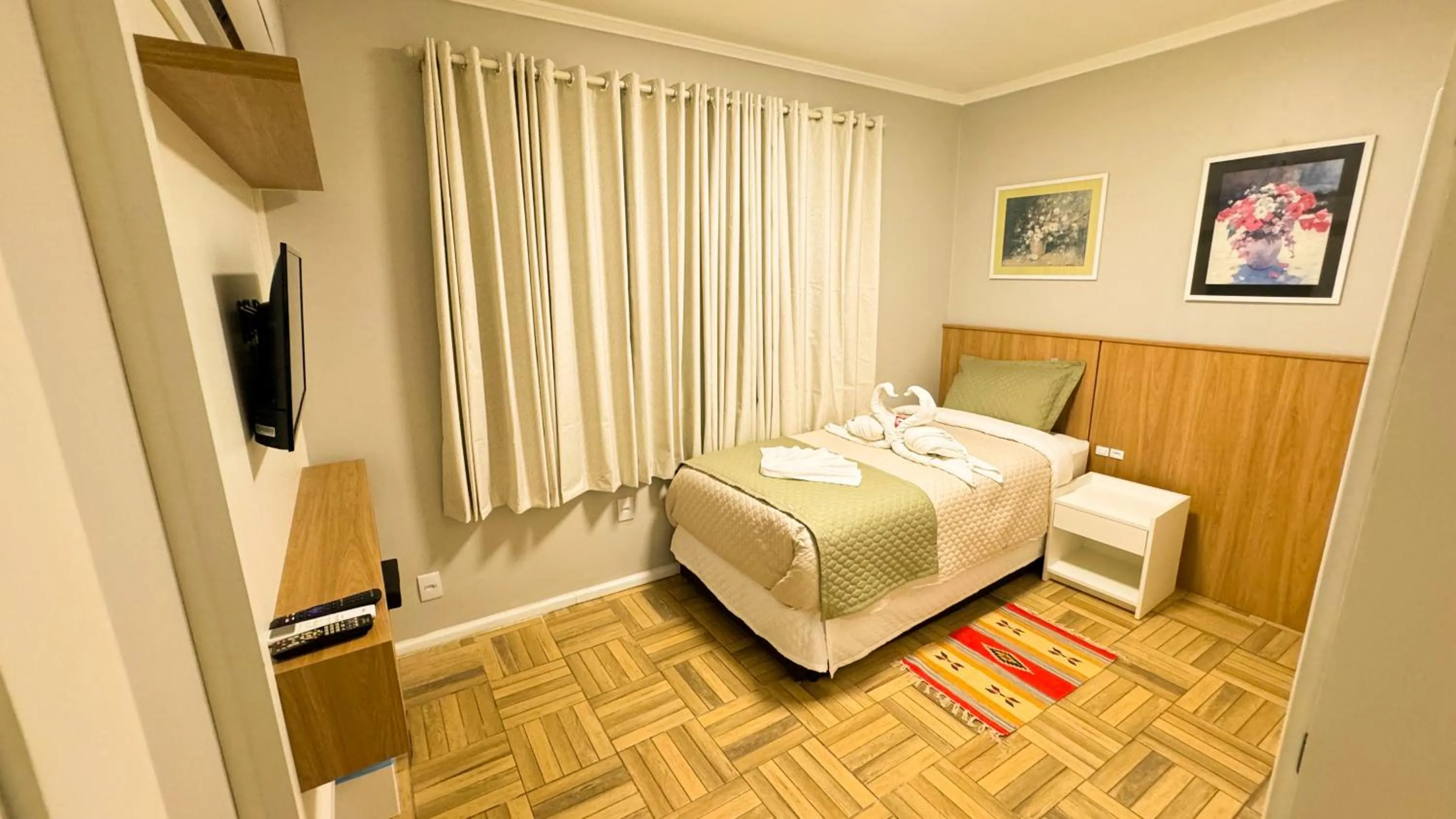 Bed in Fares Turis Hotel