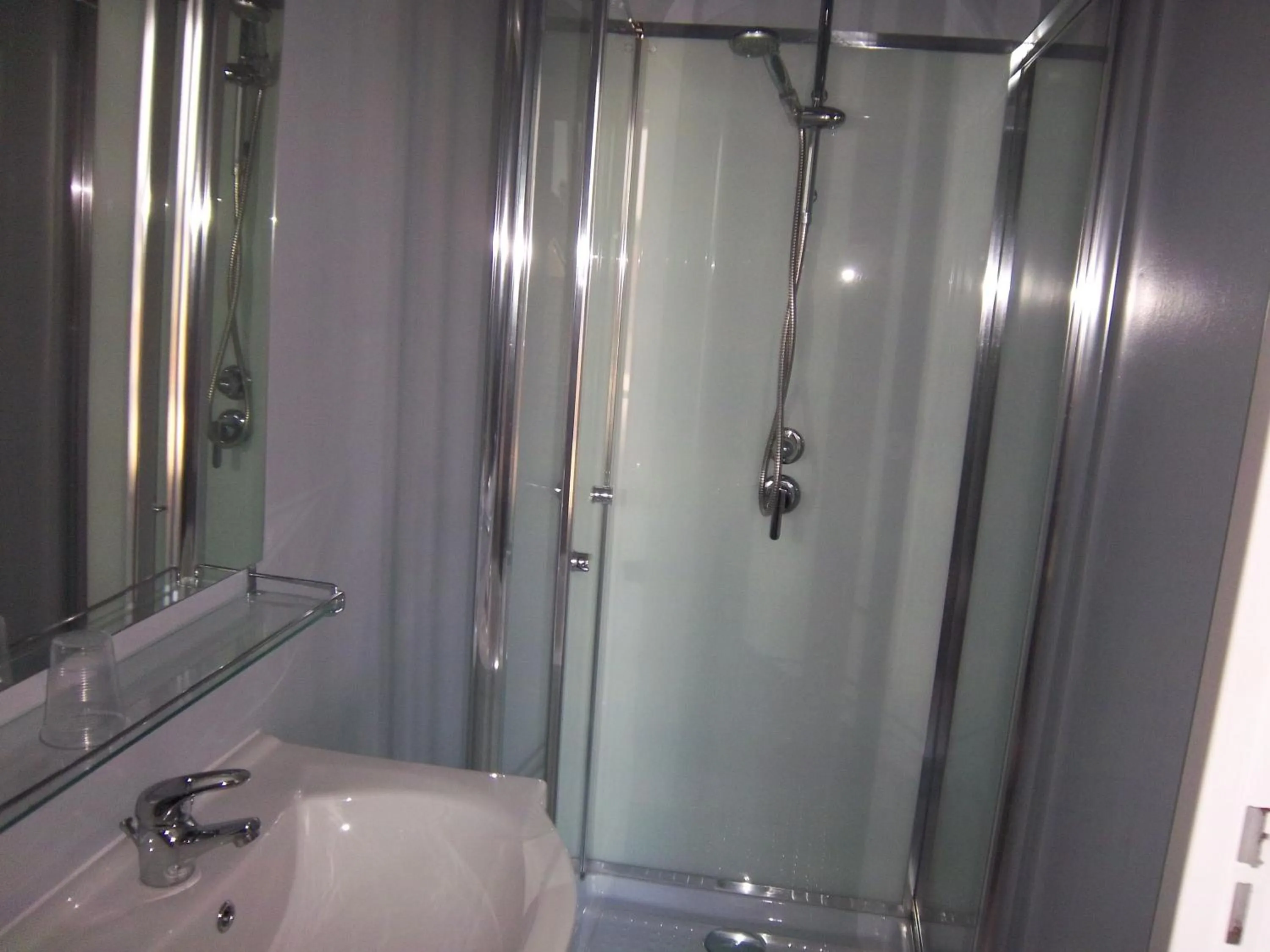 Bathroom in Hotel Le Colbert epernay