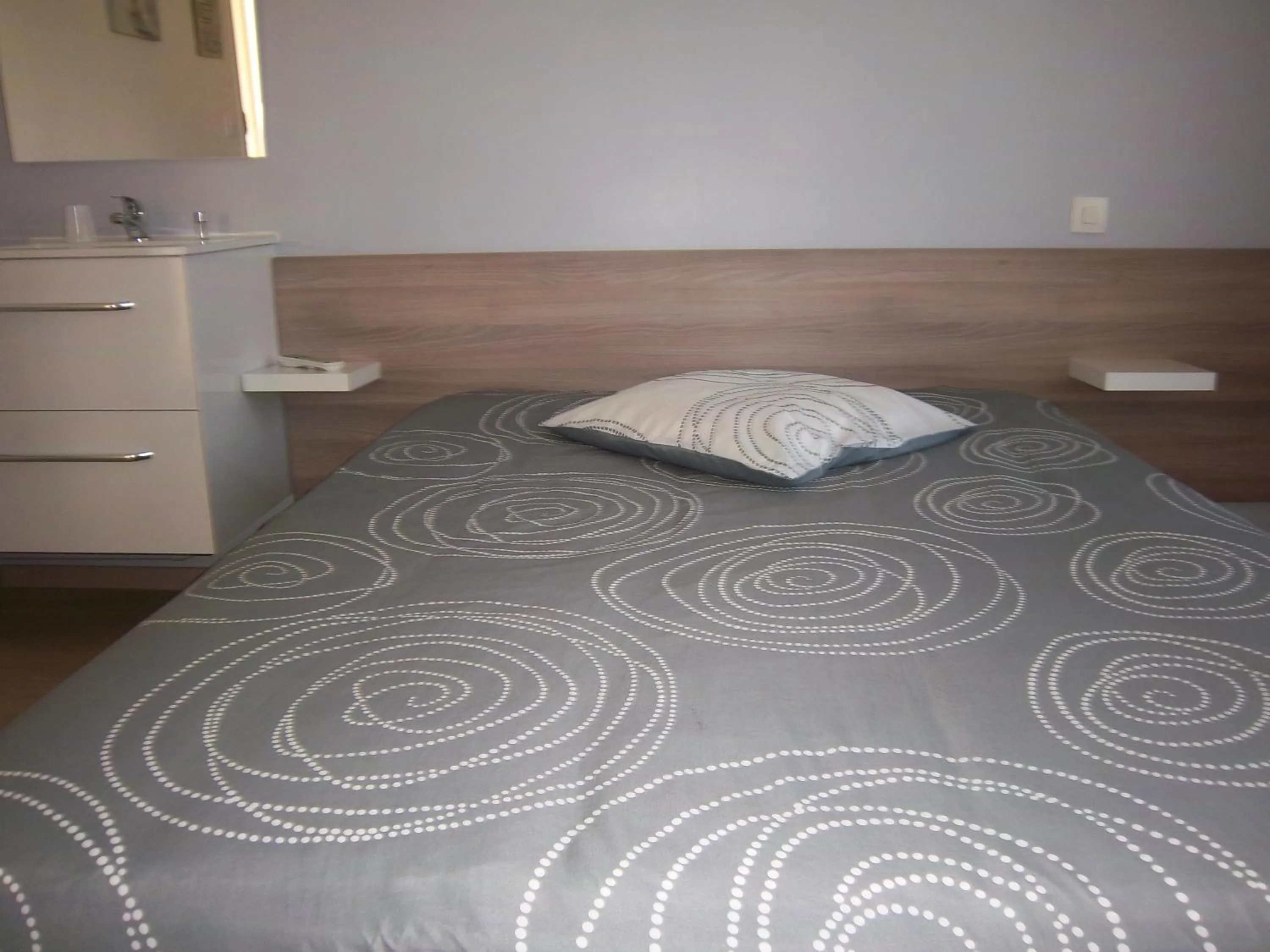 Photo of the whole room, Bed in Hotel Le Colbert epernay