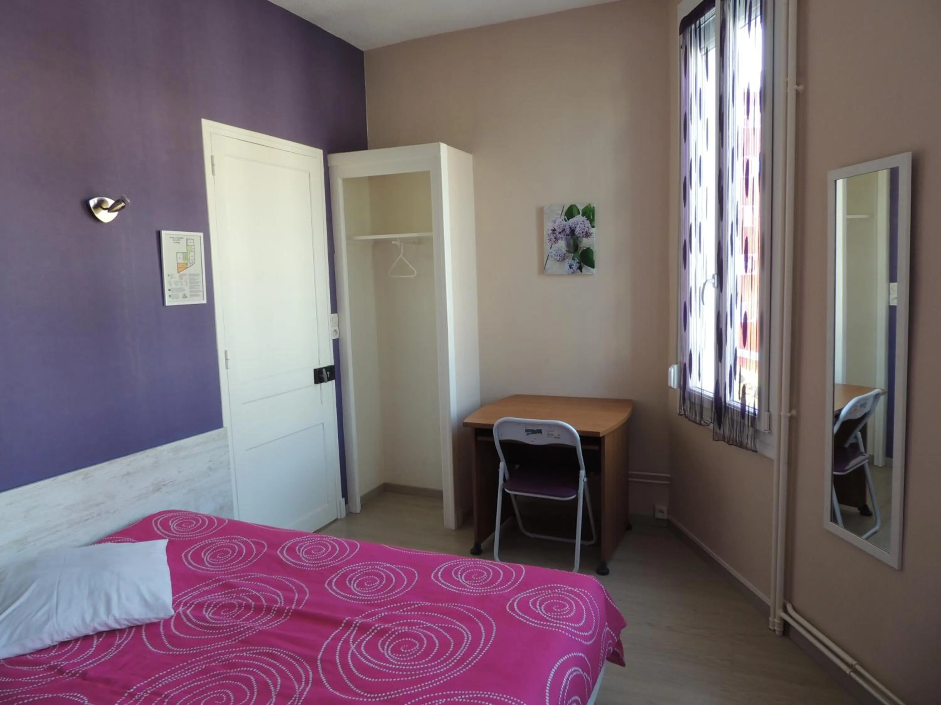 Photo of the whole room, Bed in Hotel Le Colbert epernay