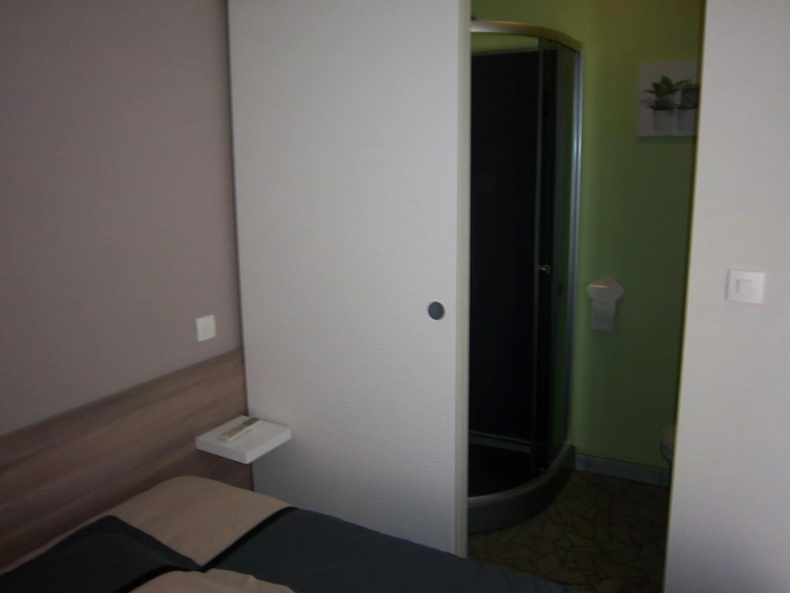 Photo of the whole room in Hotel Le Colbert epernay