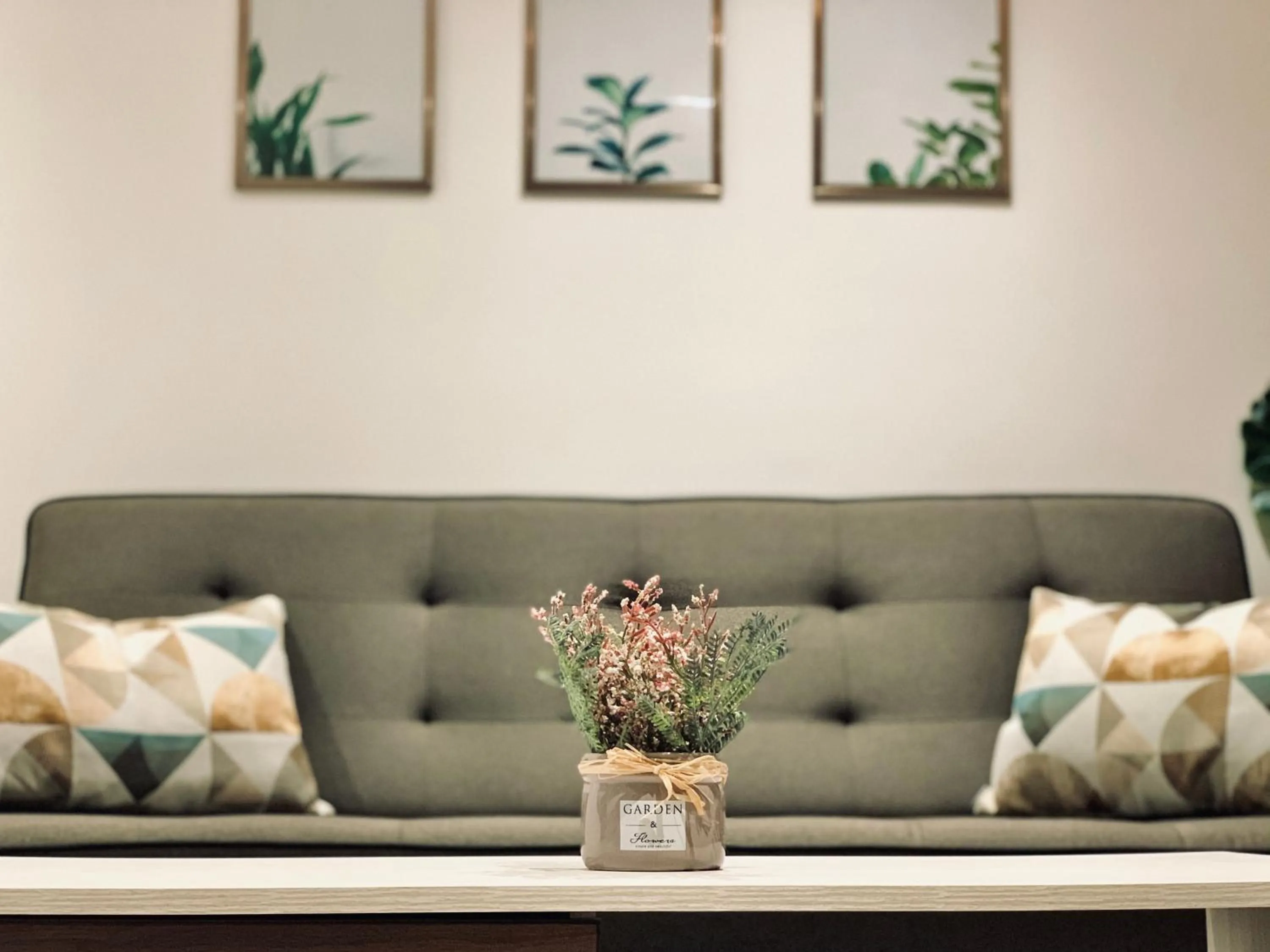 Living room in EkoCheras Suite by MOKA