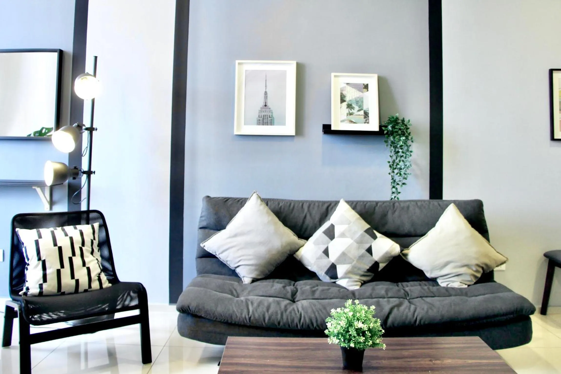 Living room in EkoCheras Suite by MOKA