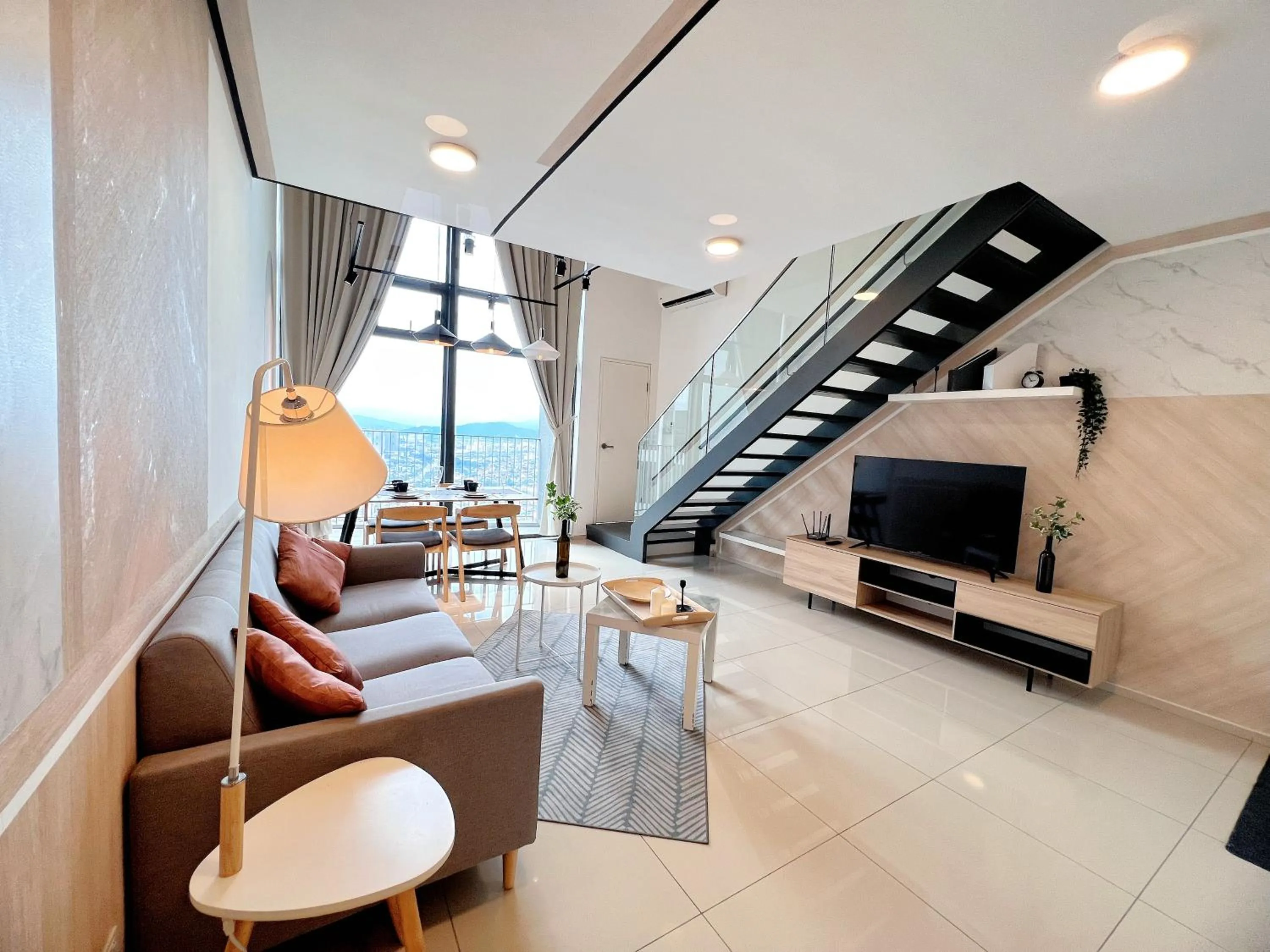 Living room in EkoCheras Suite by MOKA