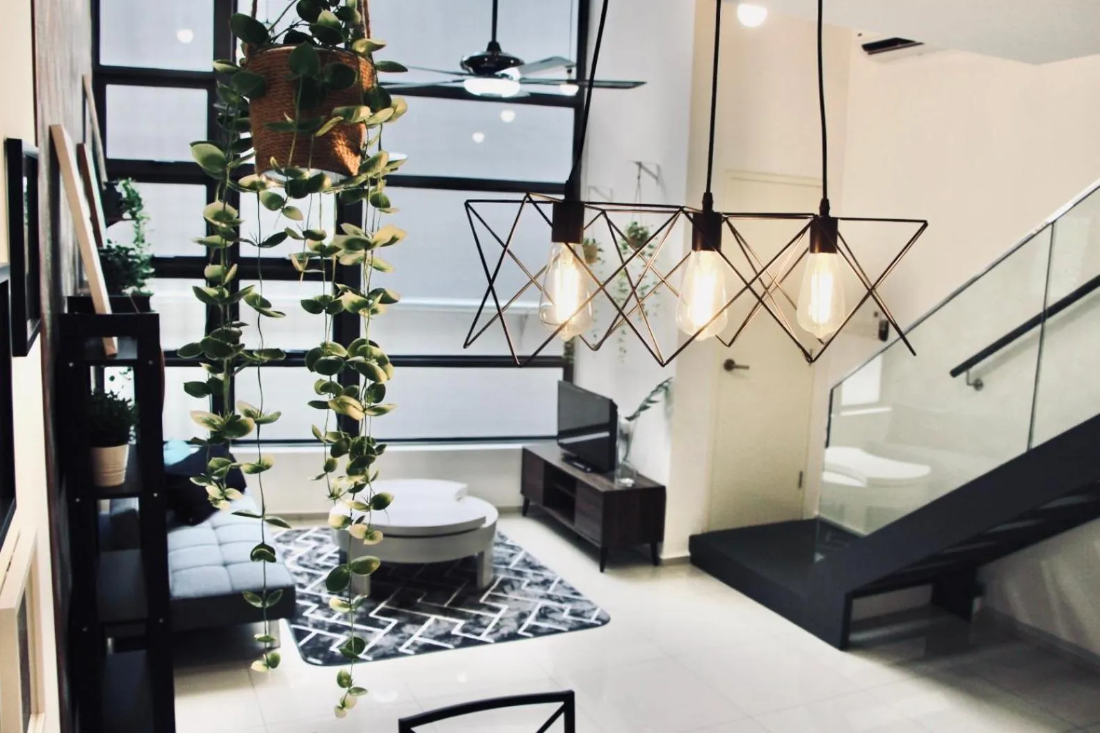 Living room in EkoCheras Suite by MOKA