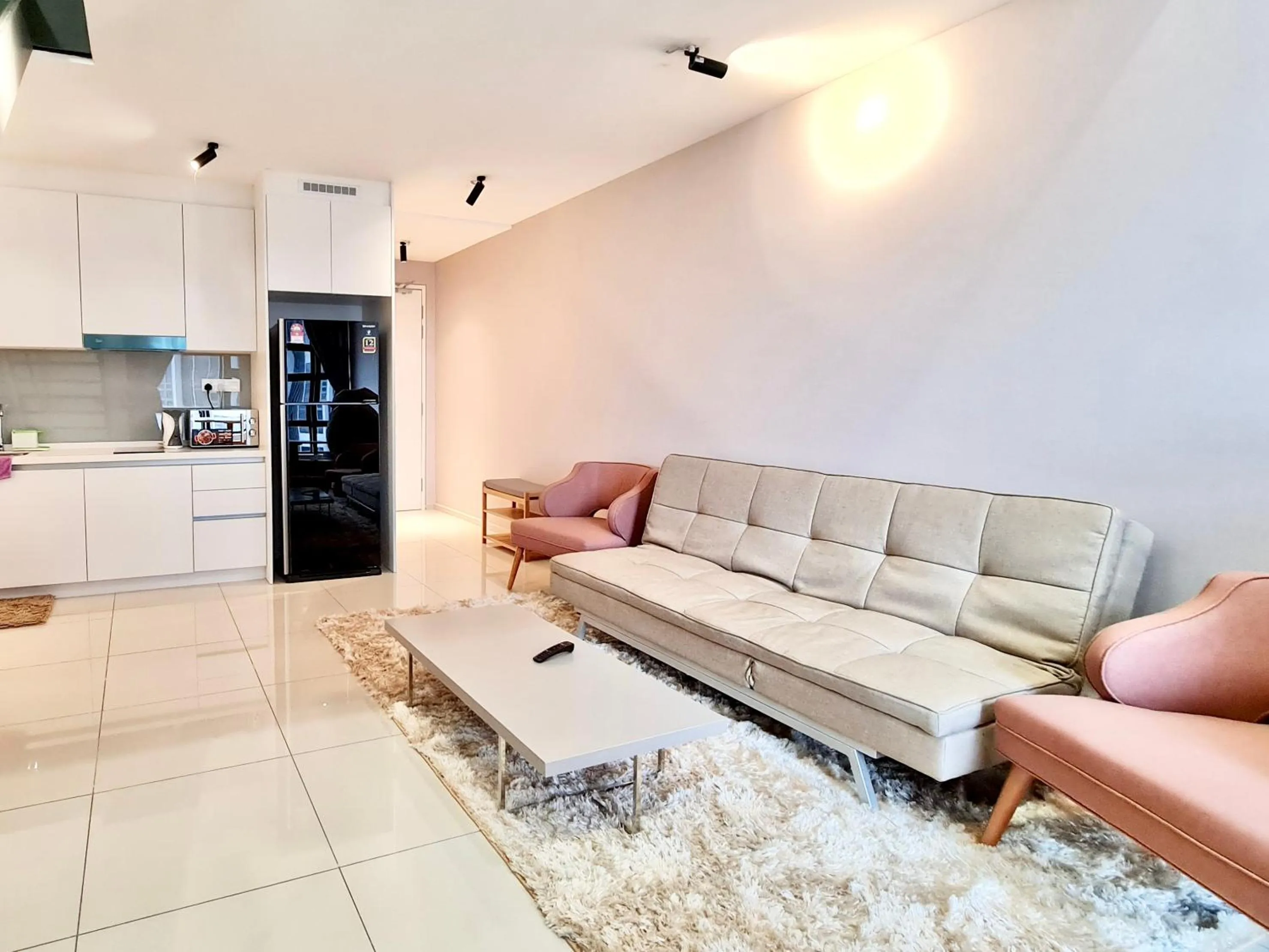 Living room in EkoCheras Suite by MOKA