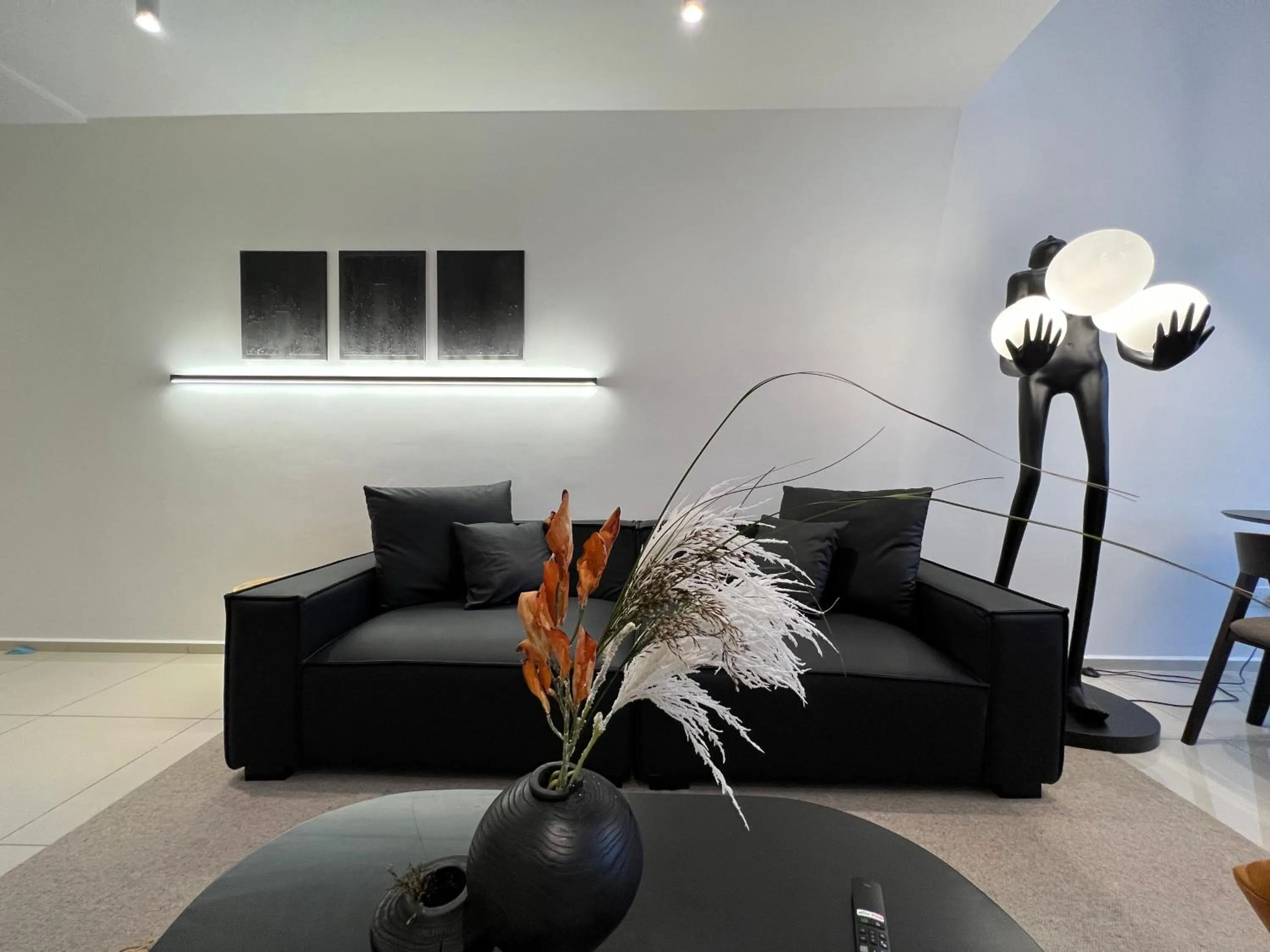 Living room in EkoCheras Suite by MOKA