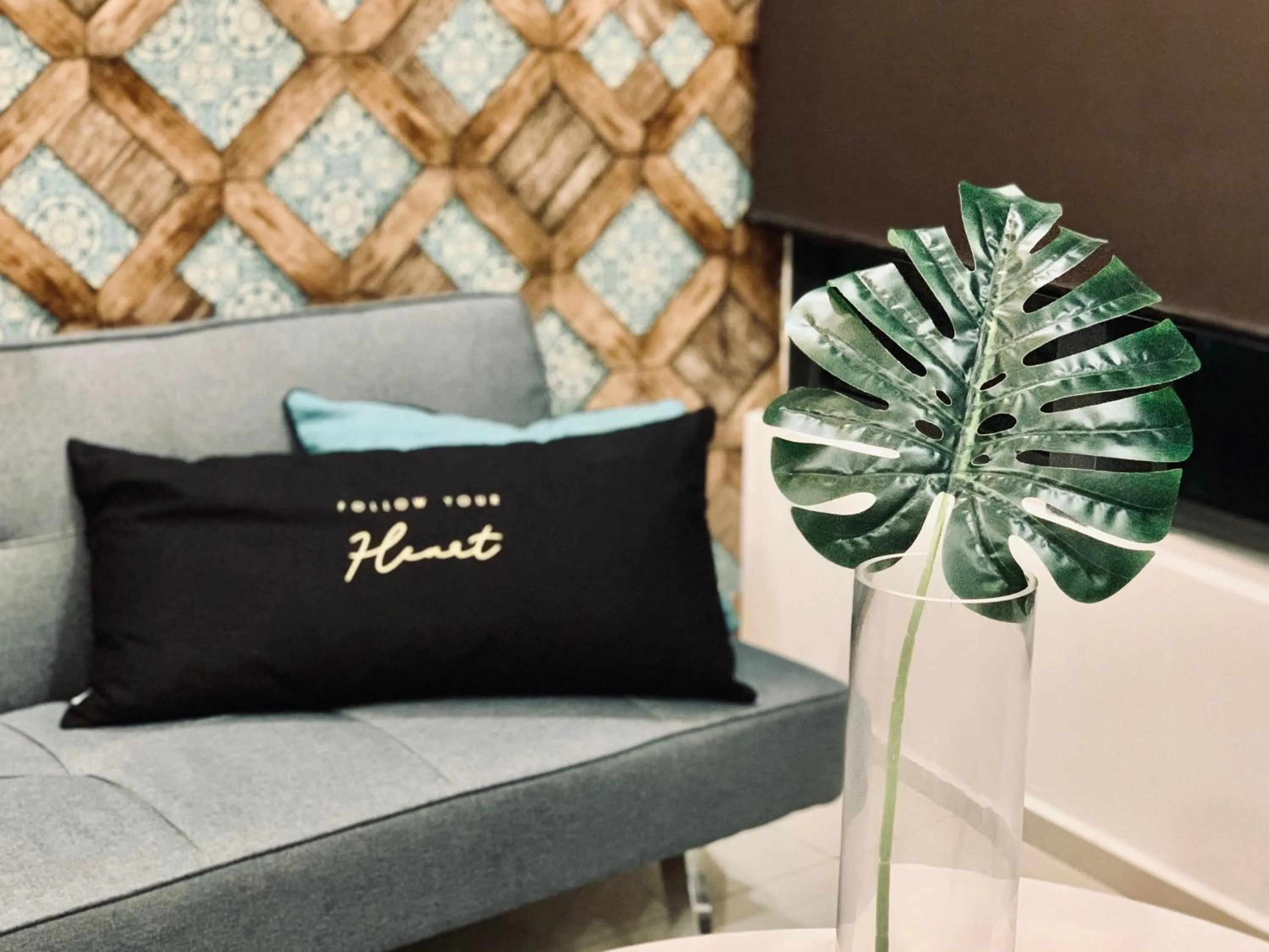 Living room in EkoCheras Suite by MOKA