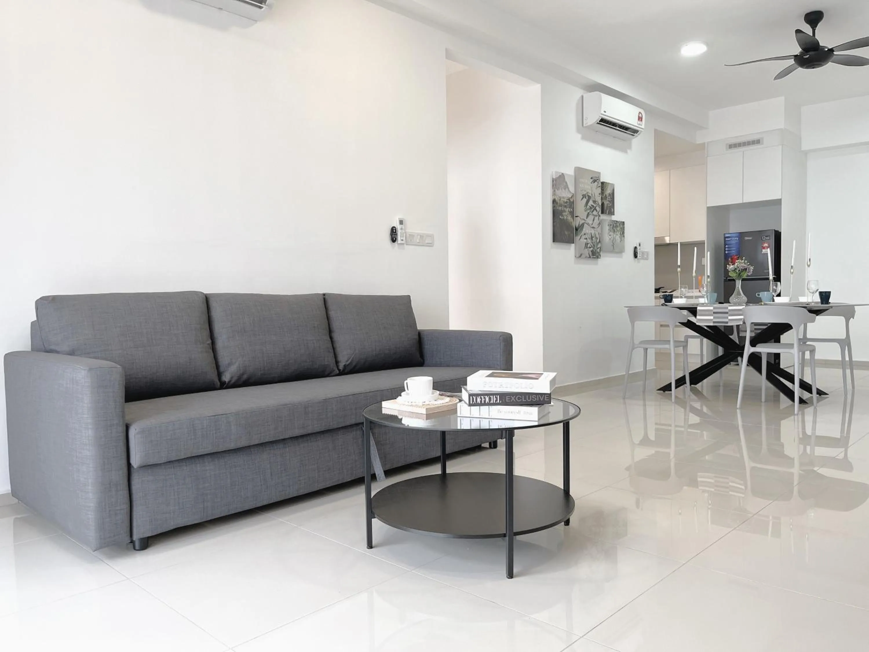 Living room in EkoCheras Suite by MOKA