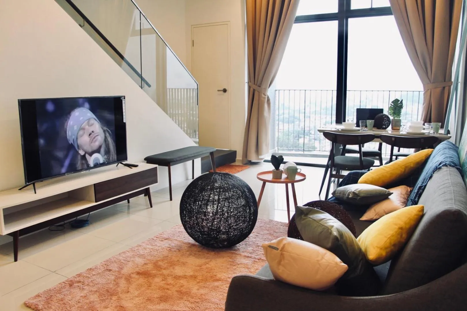 Living room in EkoCheras Suite by MOKA