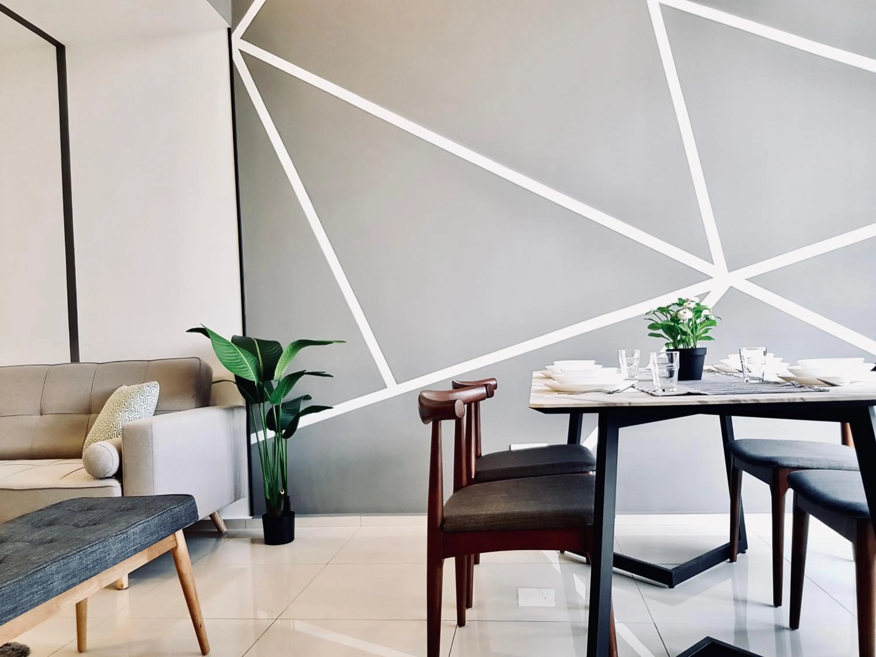 Living room in EkoCheras Suite by MOKA