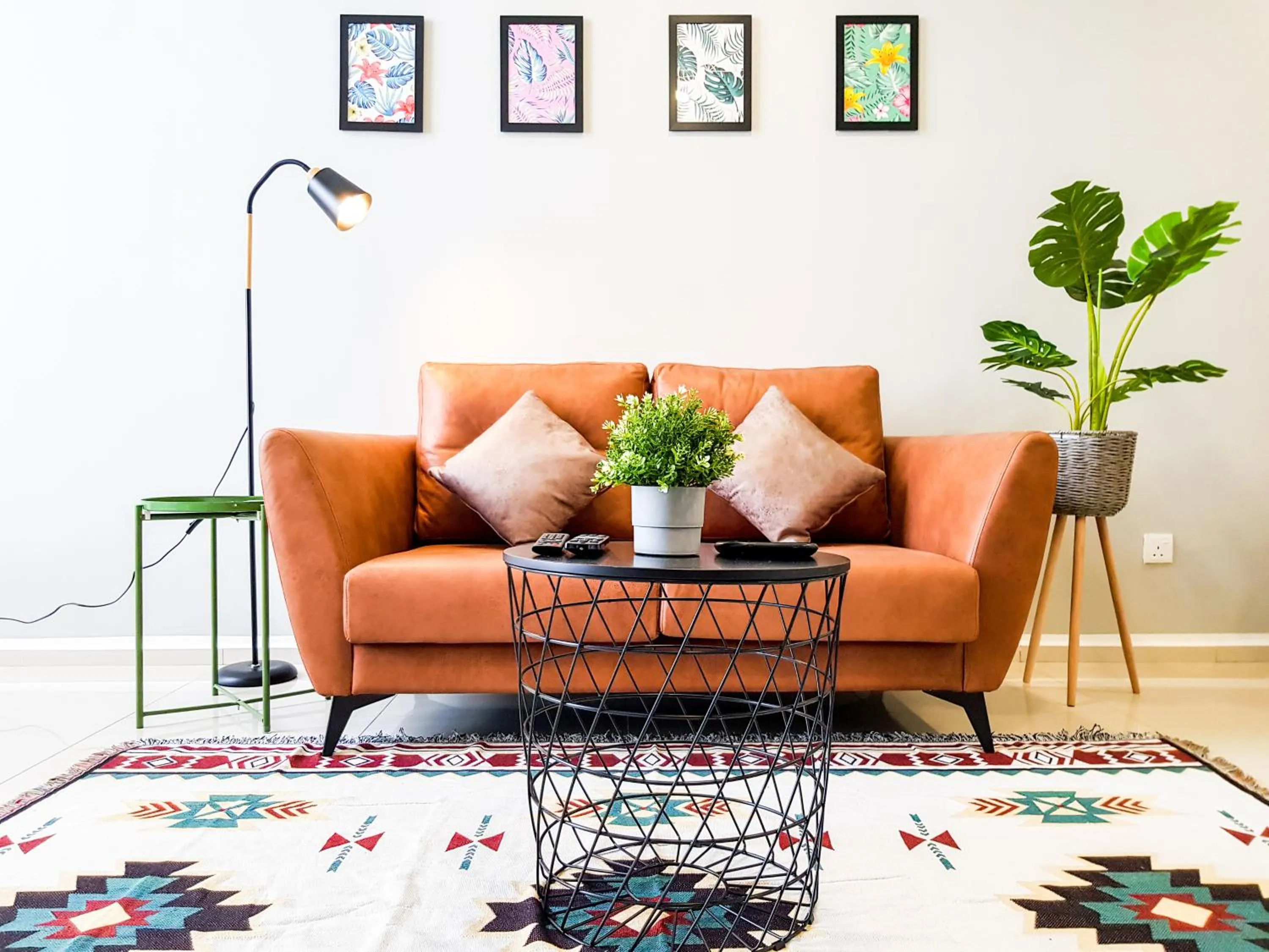 Living room in EkoCheras Suite by MOKA