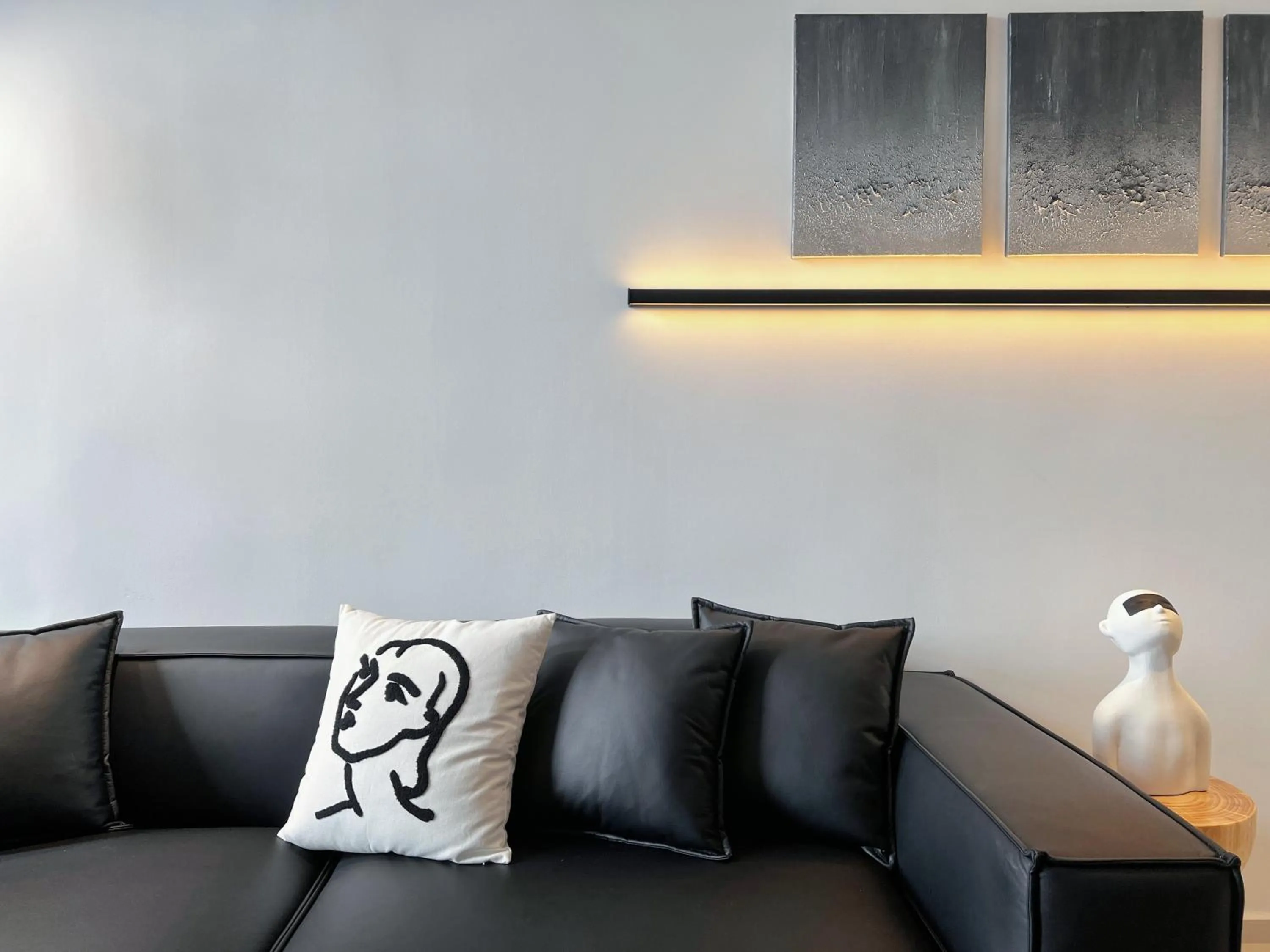 Living room in EkoCheras Suite by MOKA