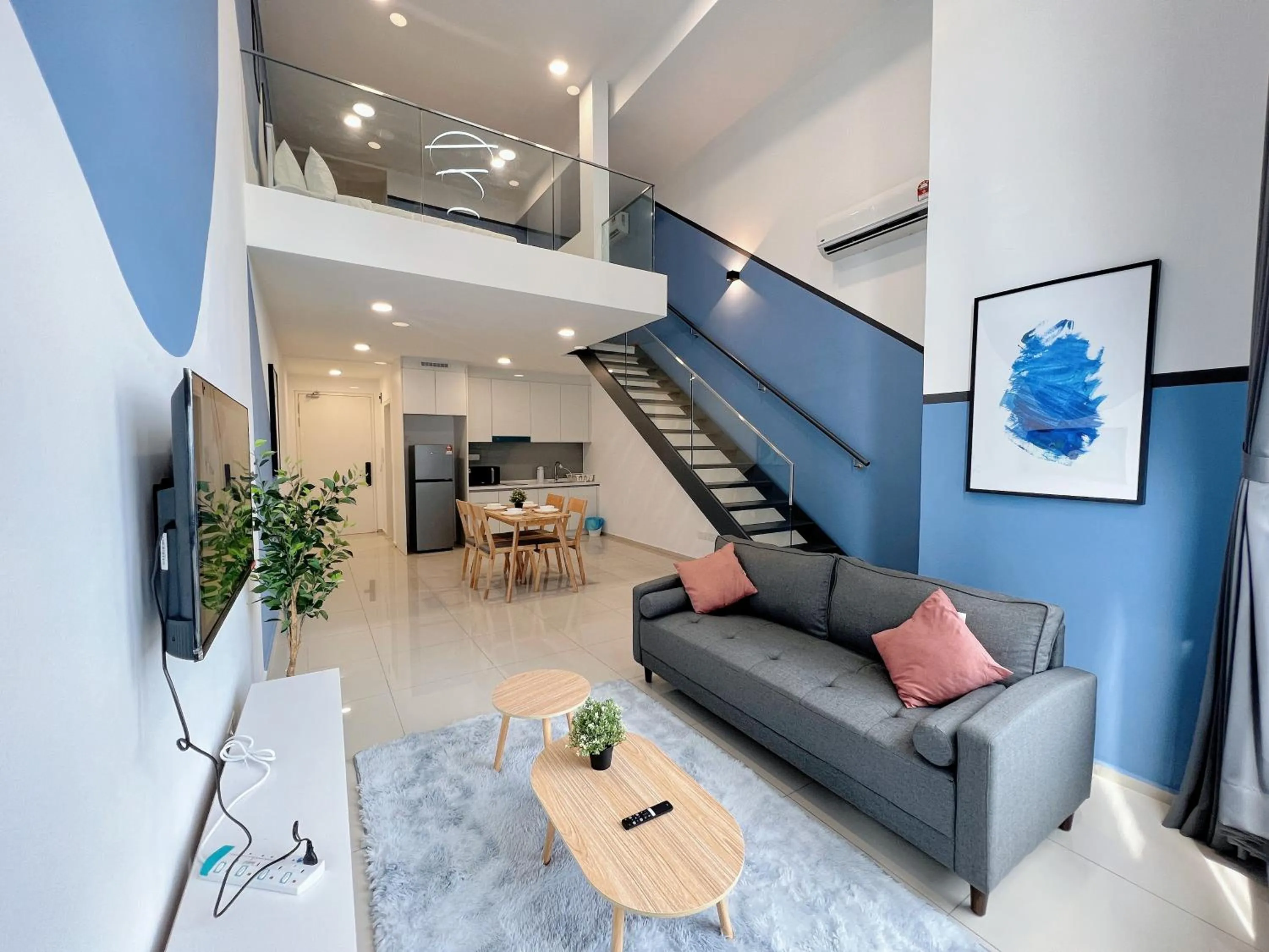 Living room in EkoCheras Suite by MOKA