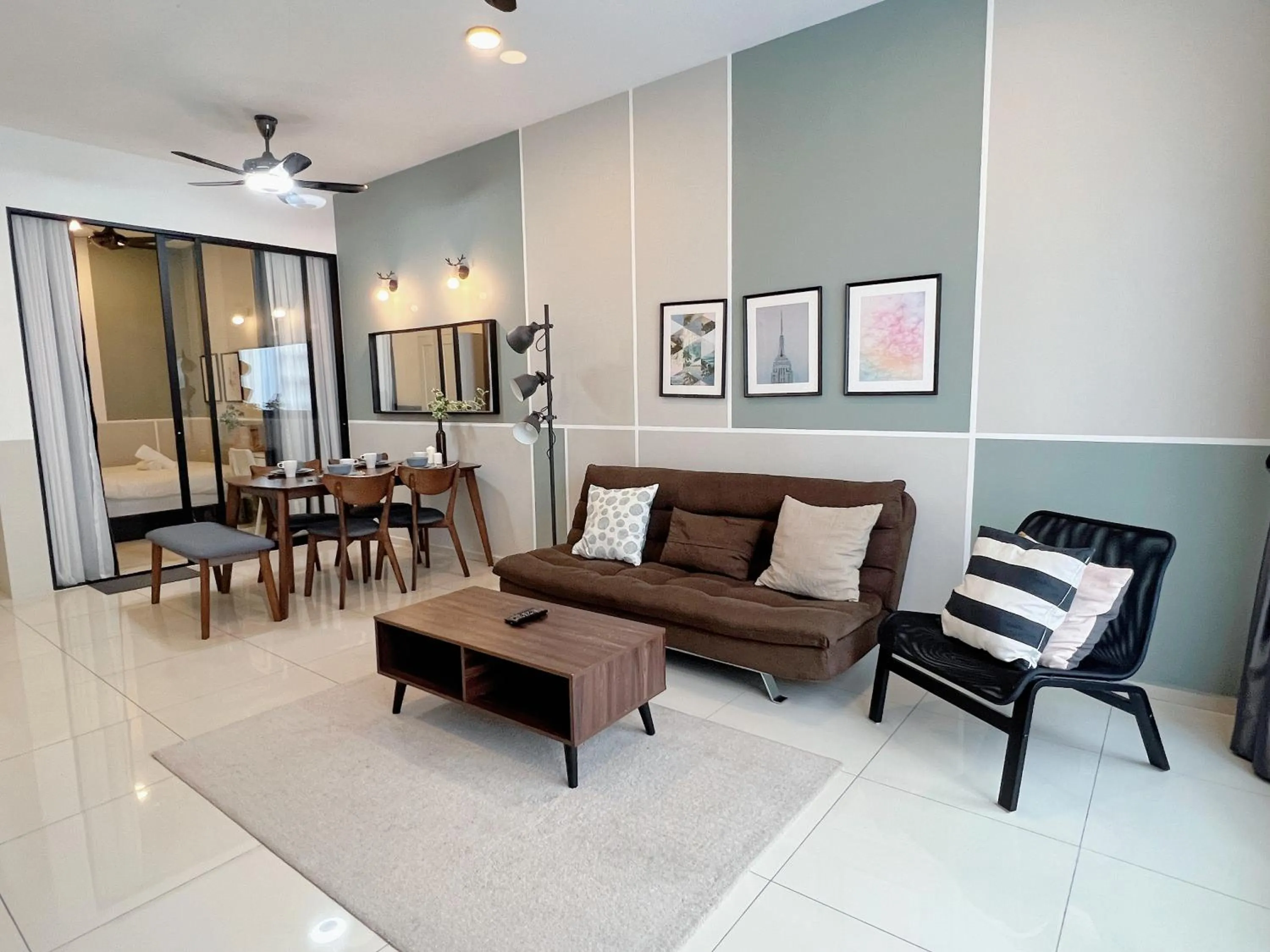 Living room in EkoCheras Suite by MOKA