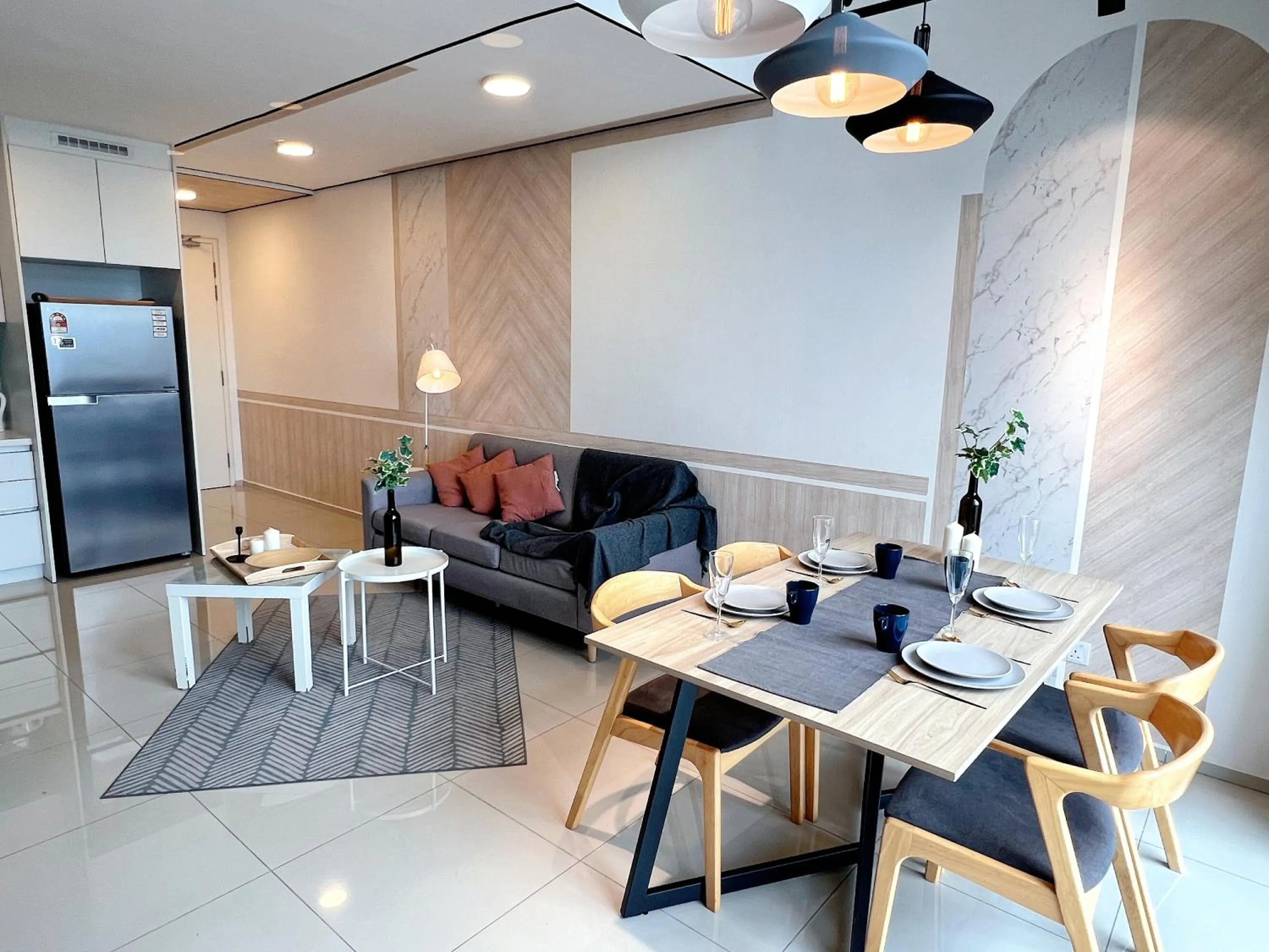 Living room in EkoCheras Suite by MOKA