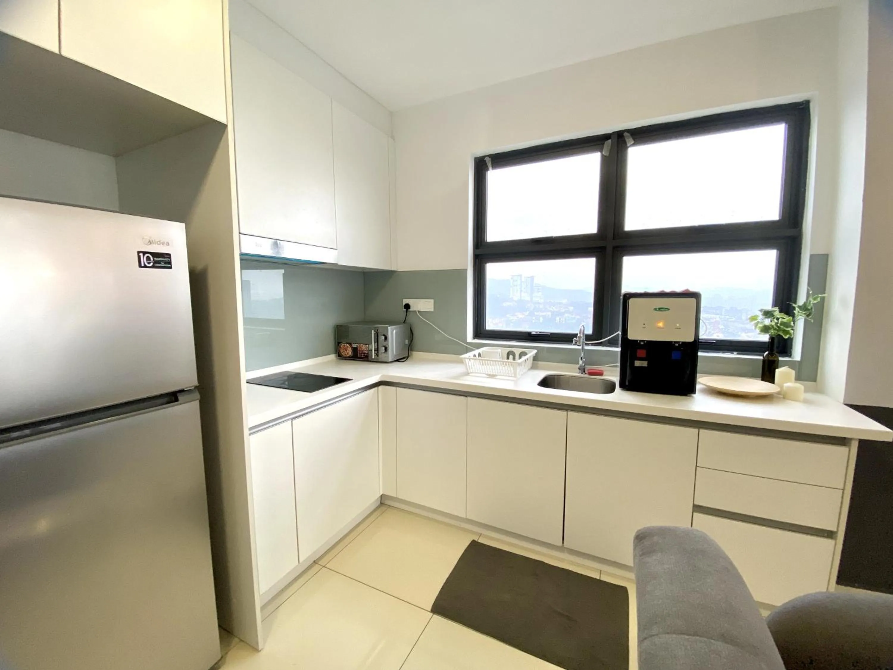 kitchen in EkoCheras Suite by MOKA