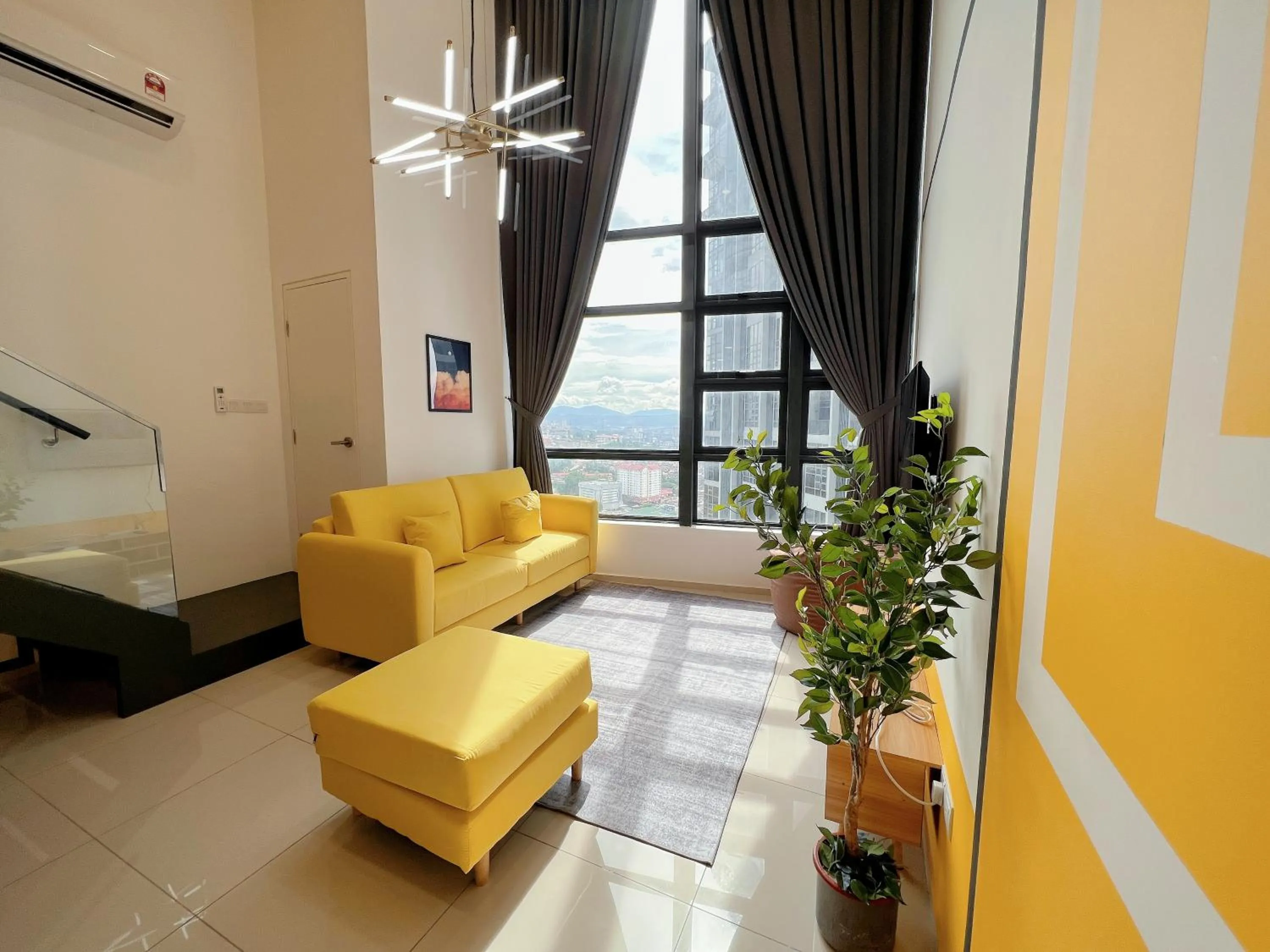 Living room in EkoCheras Suite by MOKA