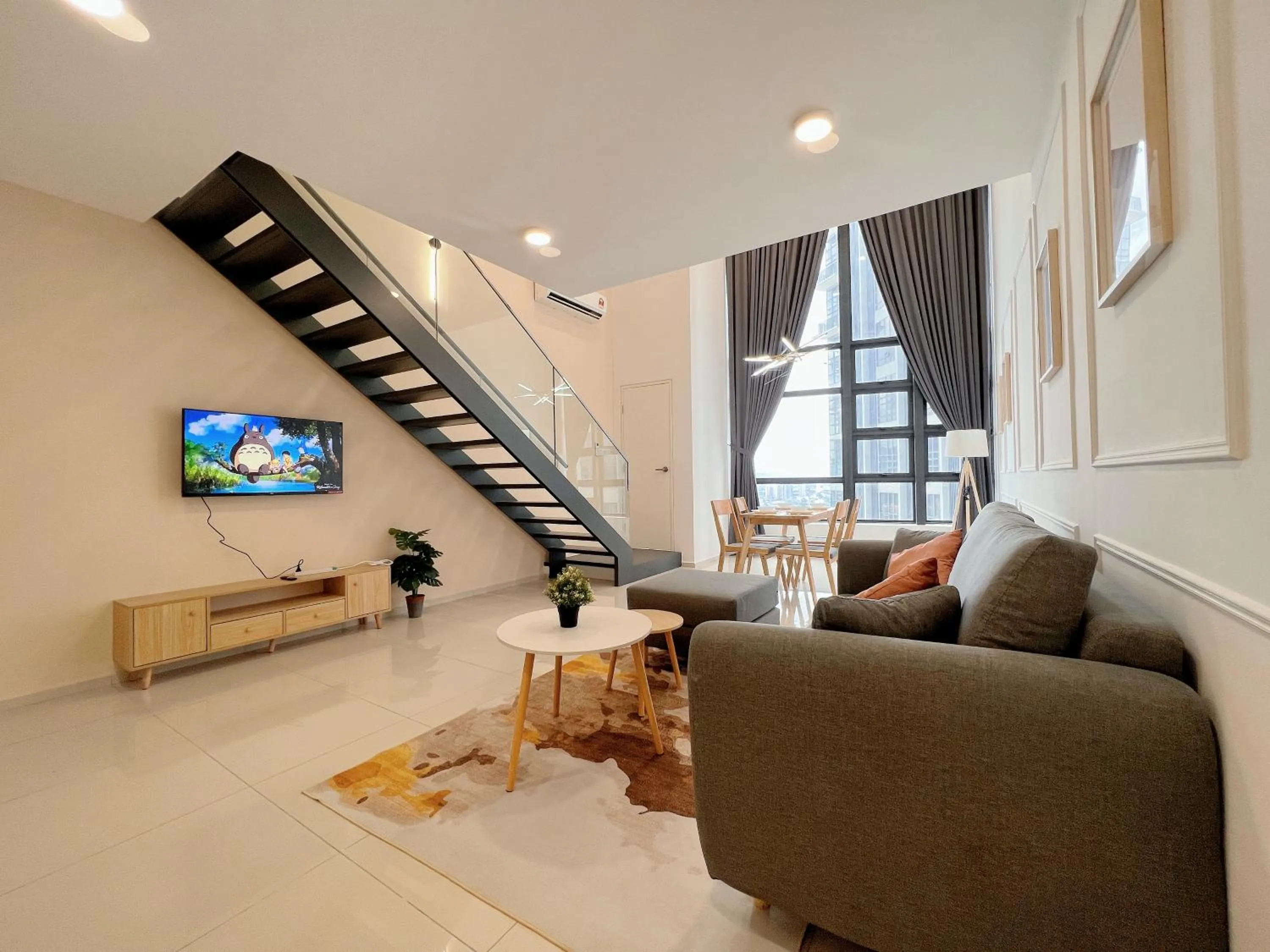 Living room in EkoCheras Suite by MOKA