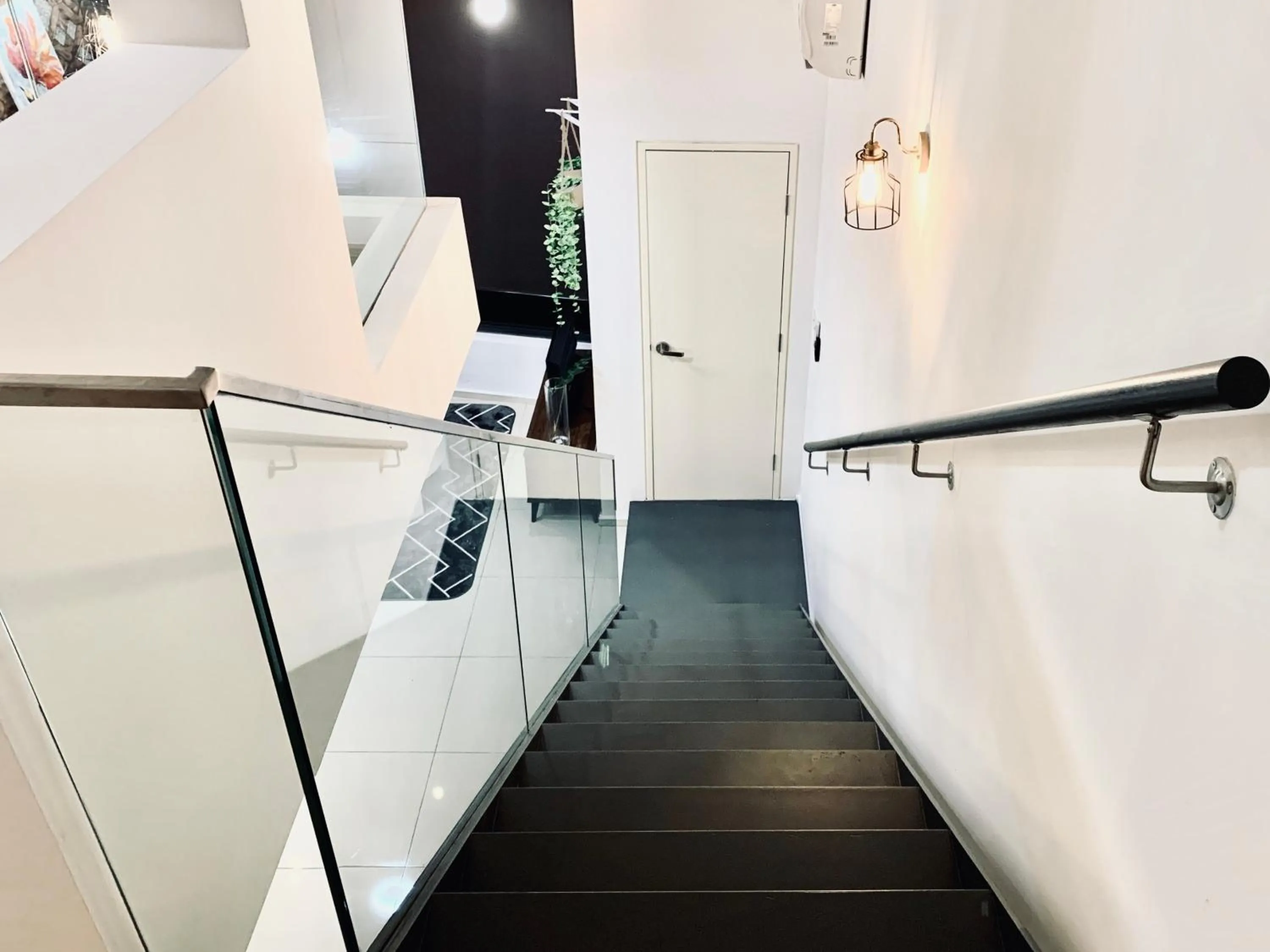 Living room in EkoCheras Suite by MOKA