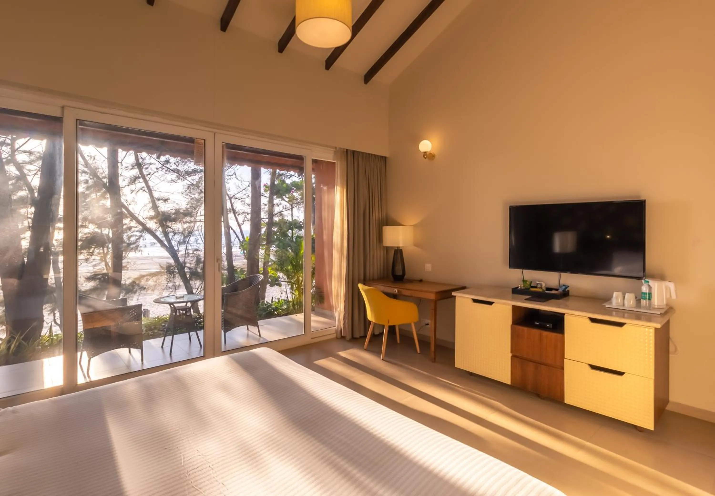 TV and multimedia in Mandrem Beach Resort, a member of Radisson Individuals Retreat