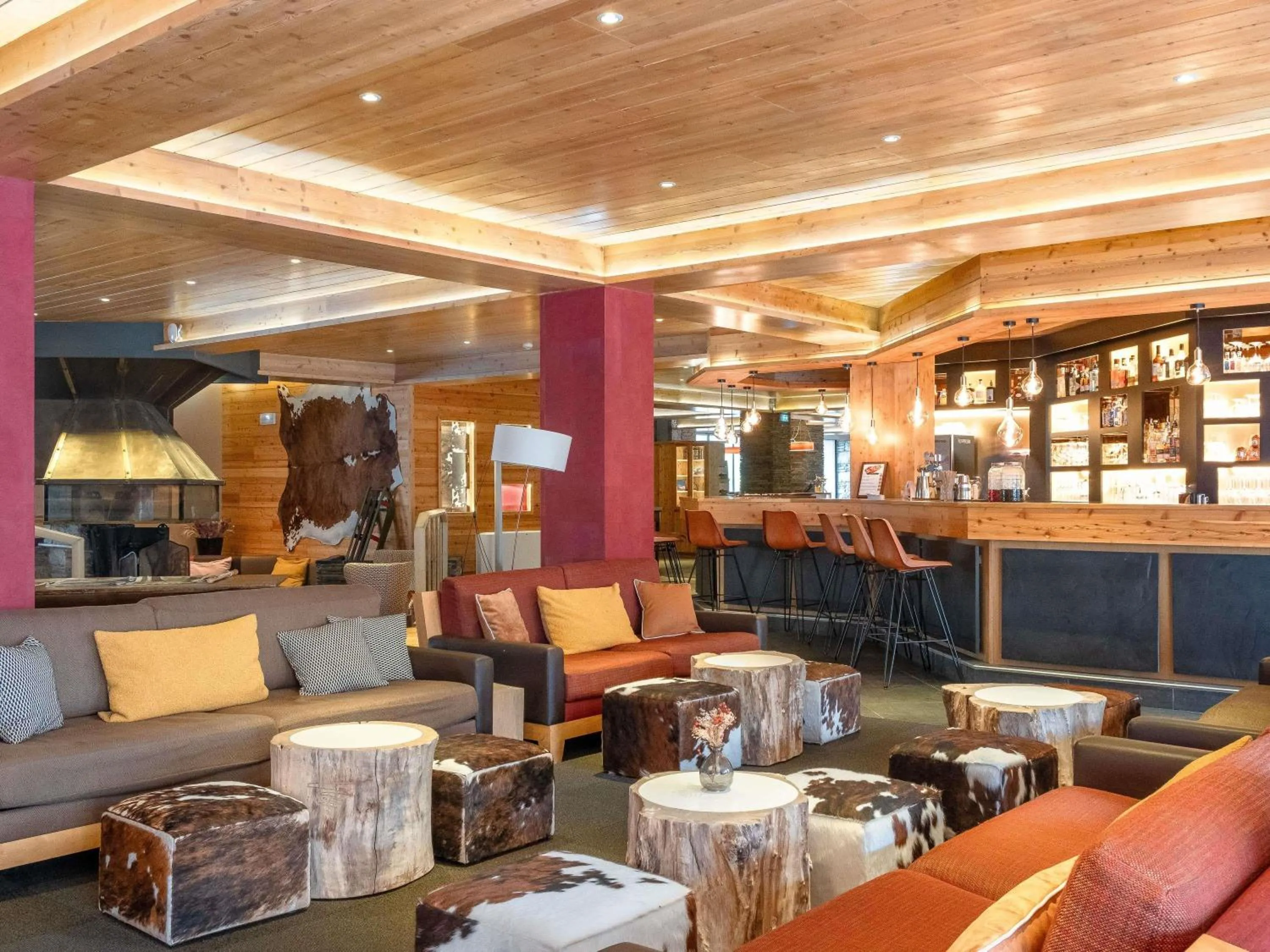 Lounge or bar in Mercure Saint-Lary