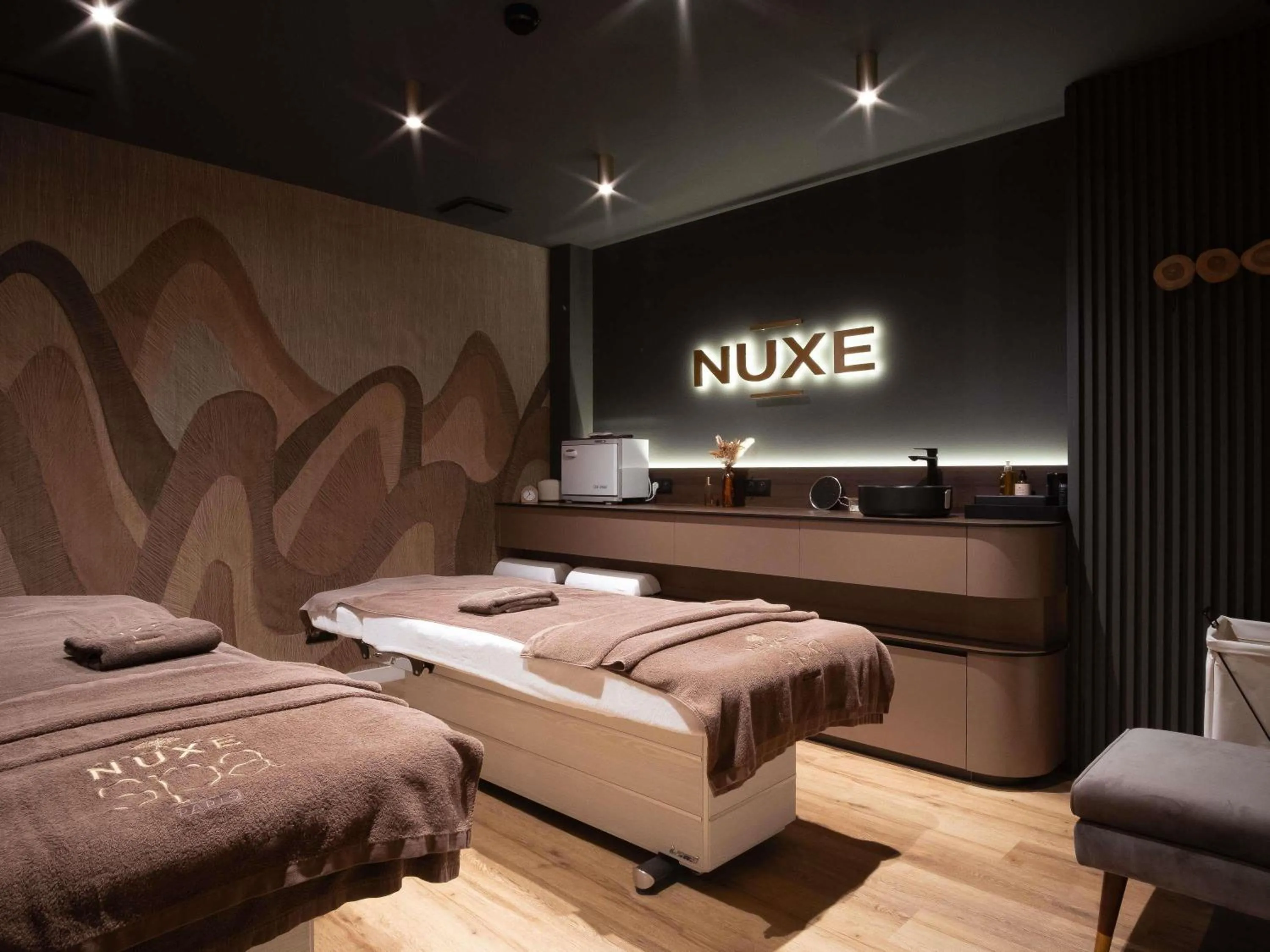 Property building, Bed in Mercure Saint-Lary