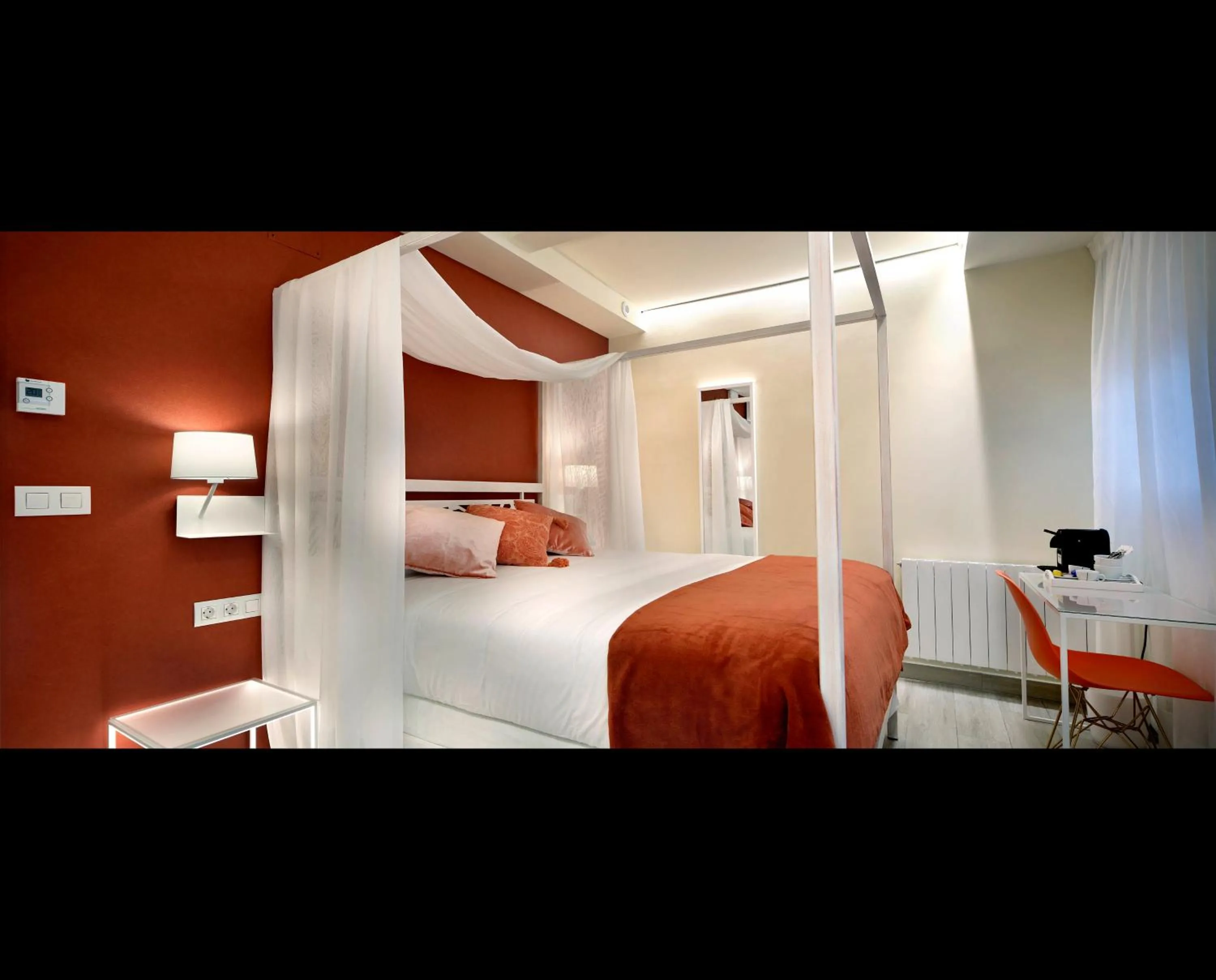 King Room with Roll-In Shower - Disability Access in Pensión Plaza Nueva