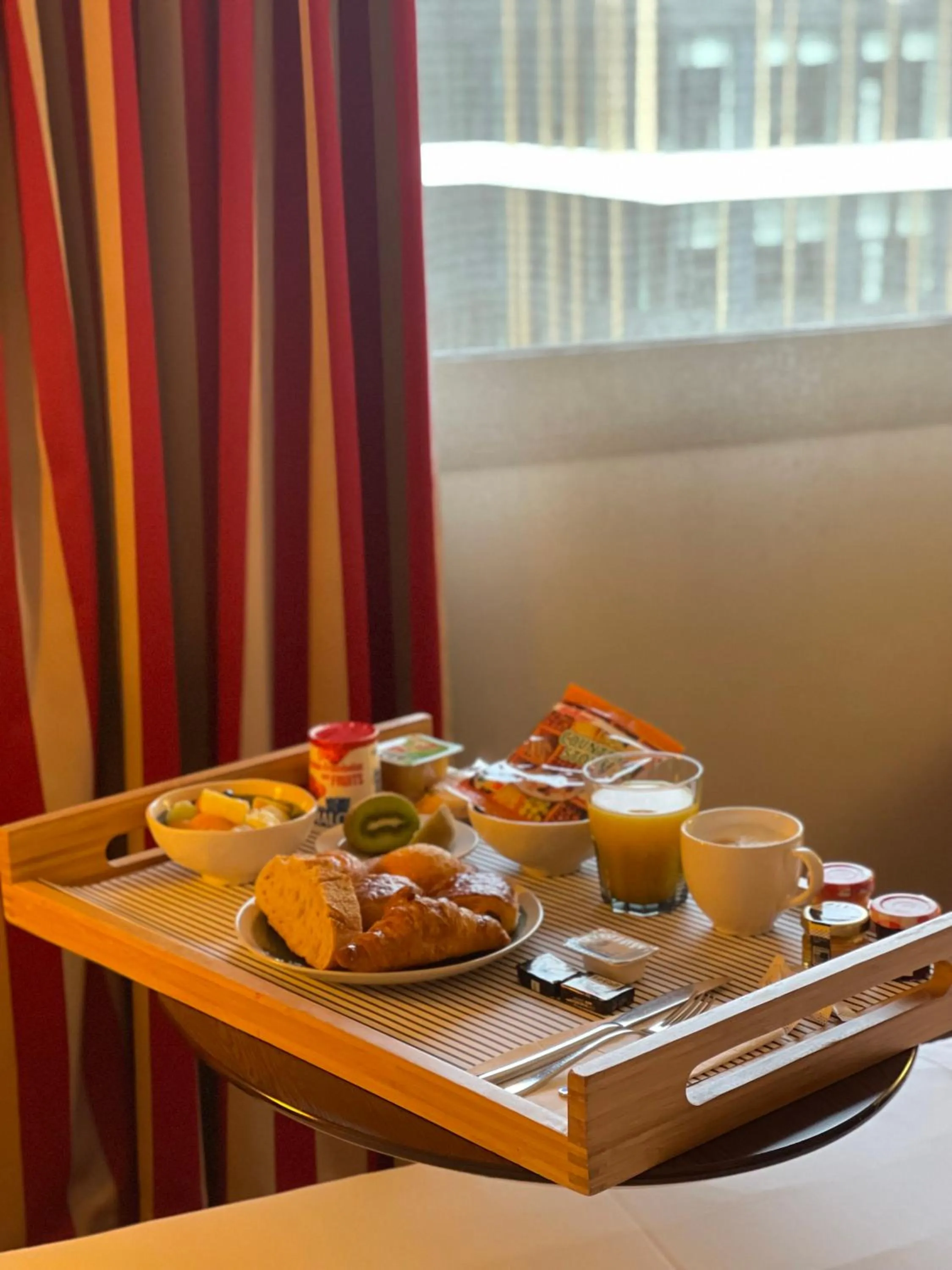 Breakfast in B&B HOTEL Saint-Quentin-en-Yvelines Centre Gare 4 étoiles