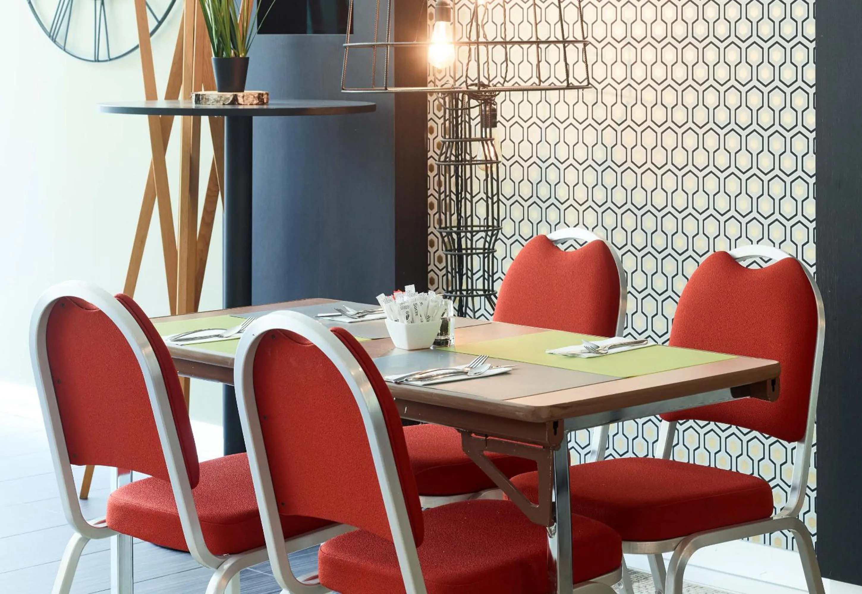 Restaurant/places to eat in B&B HOTEL Saint-Quentin-en-Yvelines Centre Gare 4 étoiles