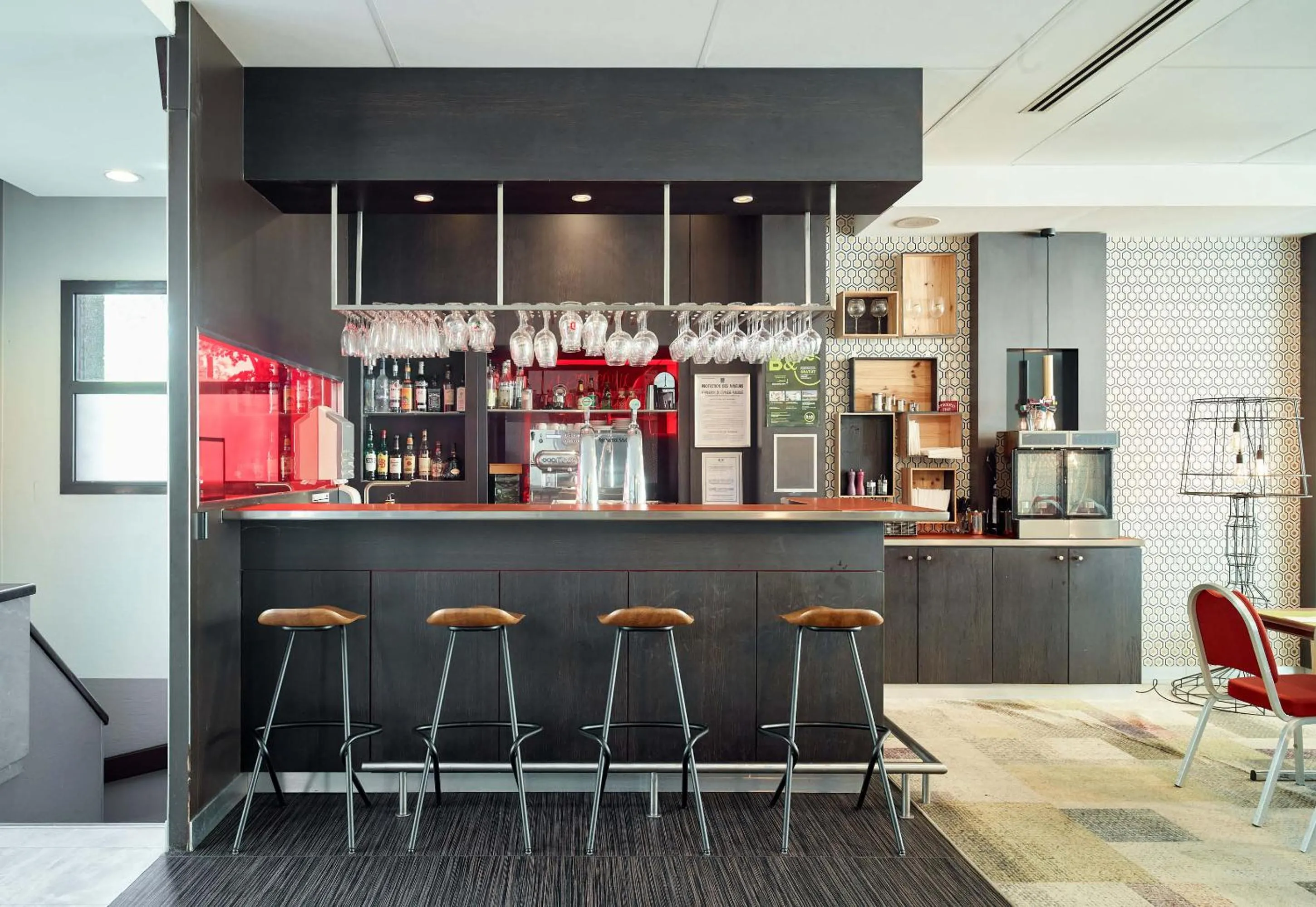 Lounge or bar in B&B HOTEL Saint-Quentin-en-Yvelines Centre Gare 4 étoiles