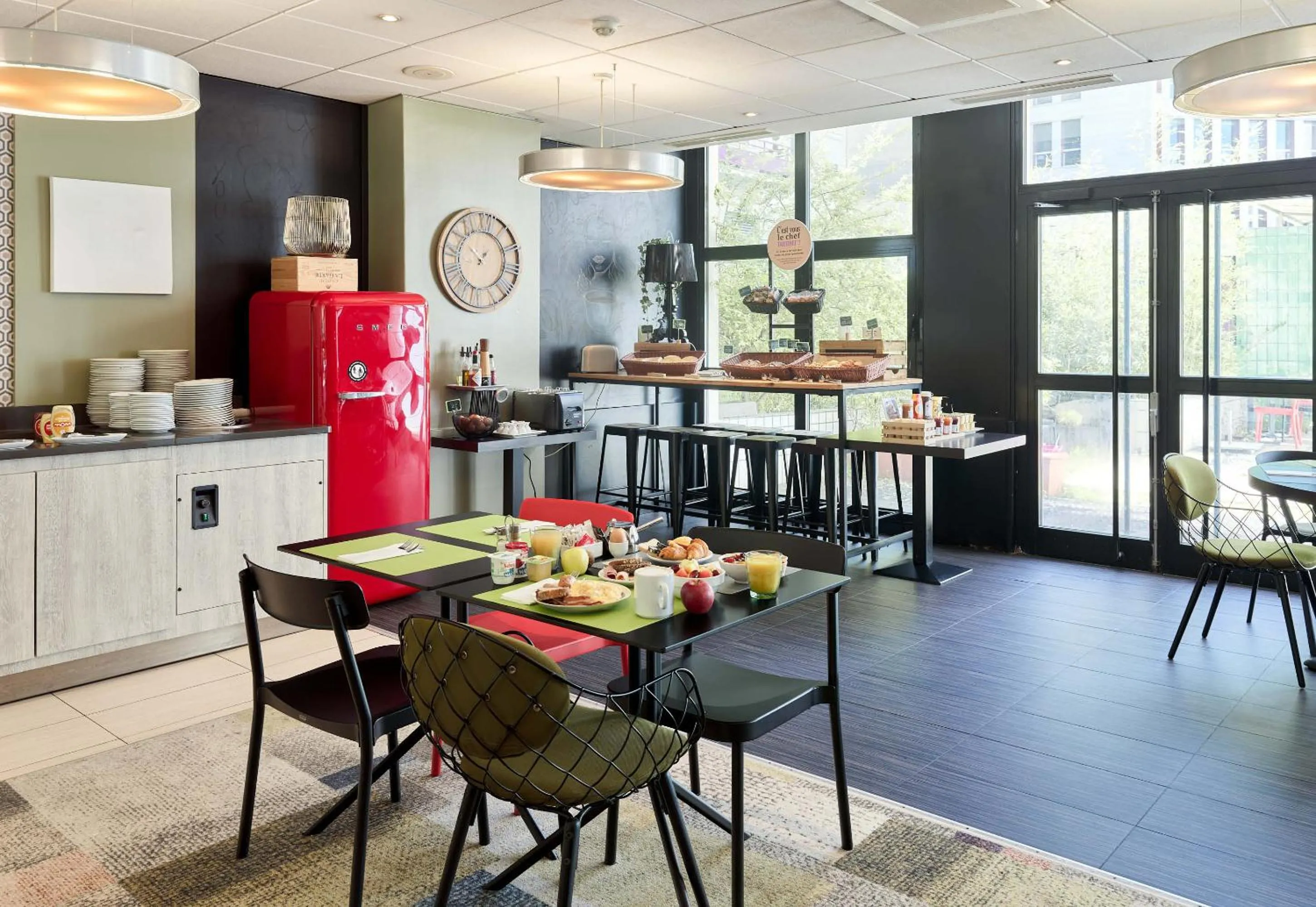 Restaurant/places to eat in B&B HOTEL Saint-Quentin-en-Yvelines Centre Gare 4 étoiles