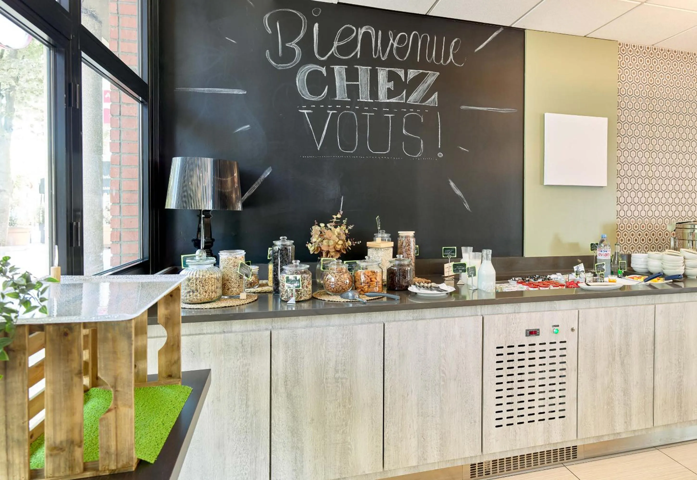 Buffet breakfast in B&B HOTEL Saint-Quentin-en-Yvelines Centre Gare 4 étoiles