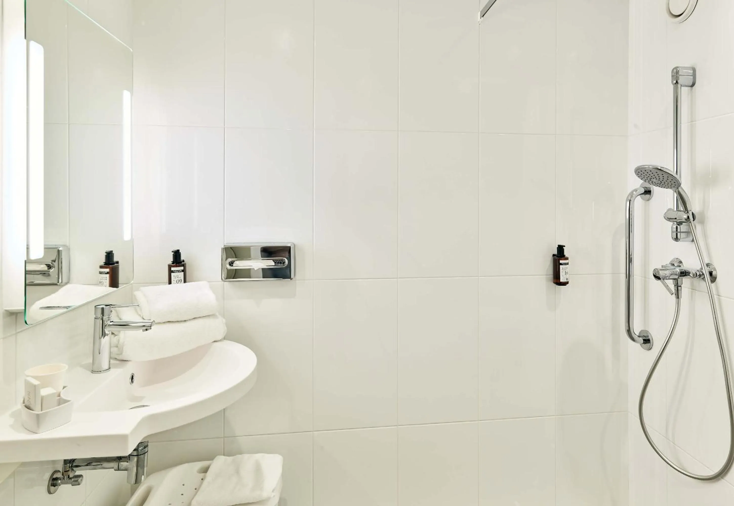 Bathroom in B&B HOTEL Saint-Quentin-en-Yvelines Centre Gare 4 étoiles