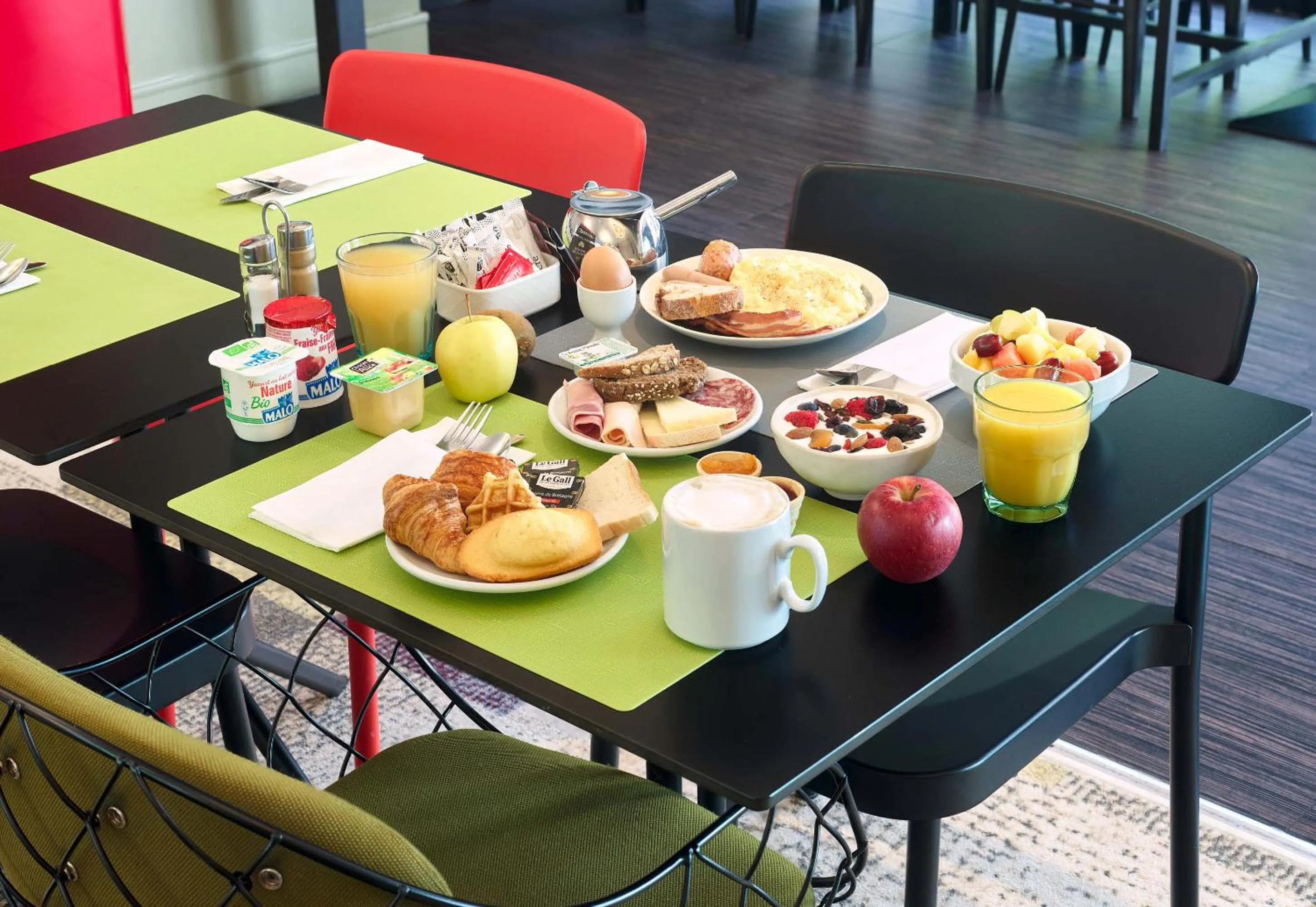 Breakfast in B&B HOTEL Saint-Quentin-en-Yvelines Centre Gare 4 étoiles
