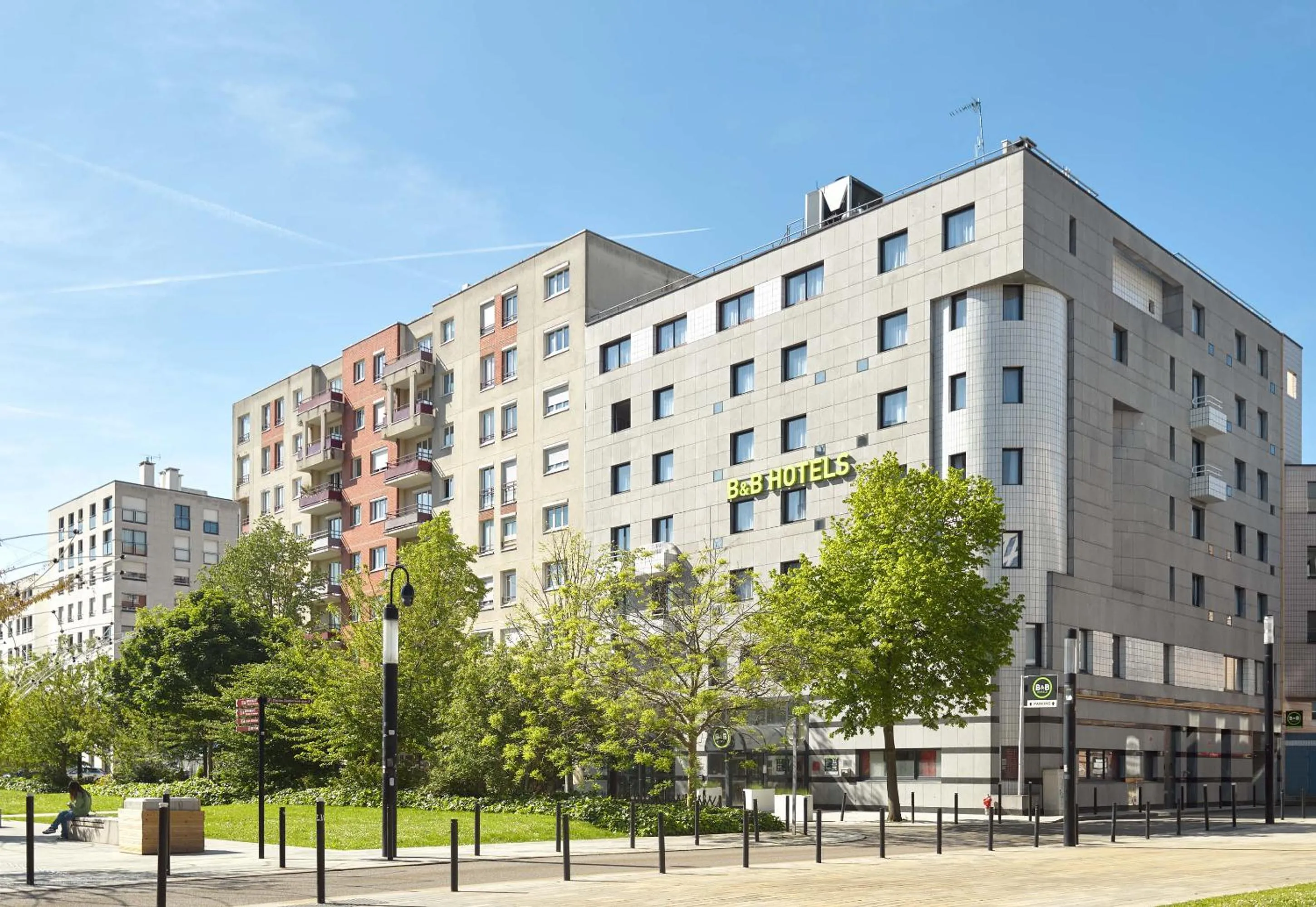 Property building in B&B HOTEL Saint-Quentin-en-Yvelines Centre Gare 4 étoiles